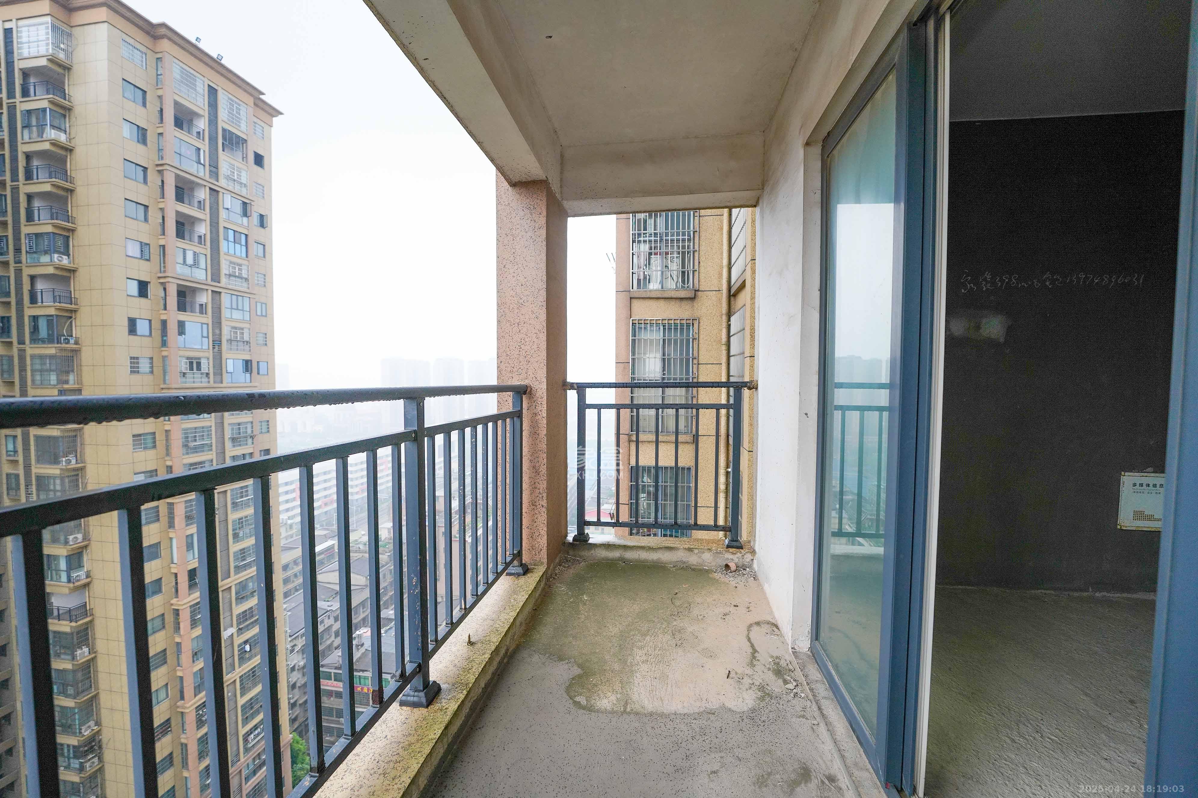 鑫天格林香山  4室2厅2卫    64.0万 鑫天格林香山  4室2厅2卫    64.0万阳台