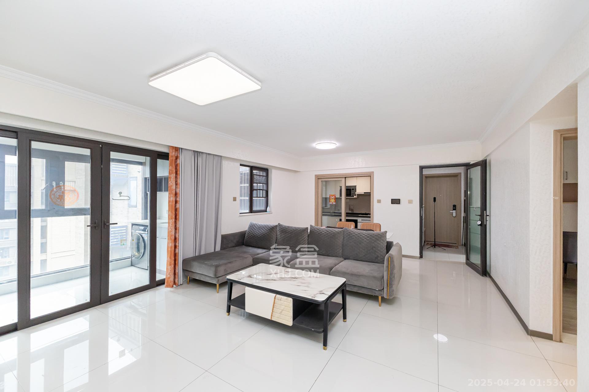 时代倾城五期 4室2厅2卫 102.8万 时代倾城五期 4室2厅2卫 102.8万客厅