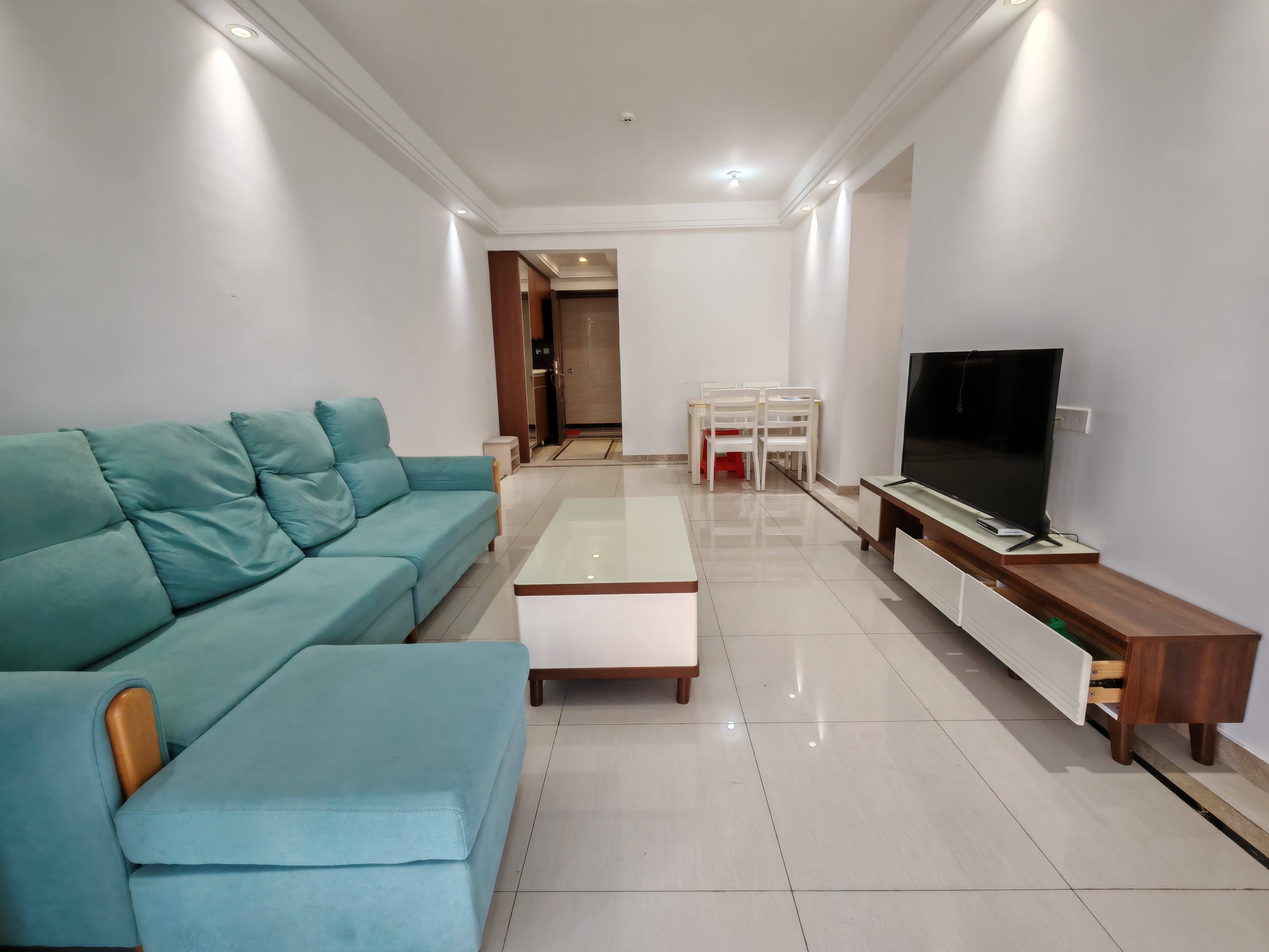 中海锦城 3室2厅2卫 180.0万 中海锦城 3室2厅2卫 180.0万客厅