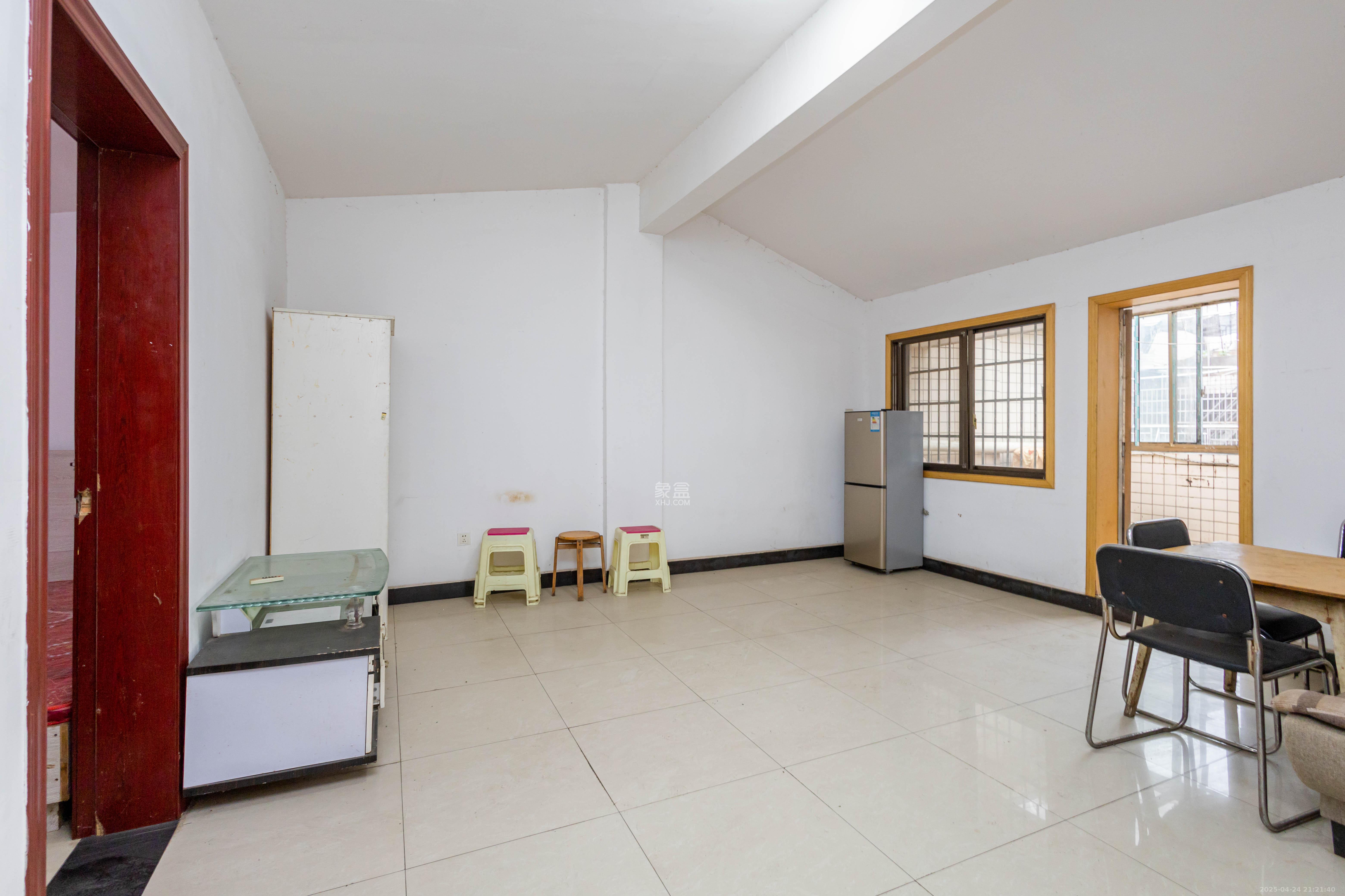 华湘安置小区  8室6厅3卫    210.0万 华湘安置小区  8室6厅3卫    210.0万客厅