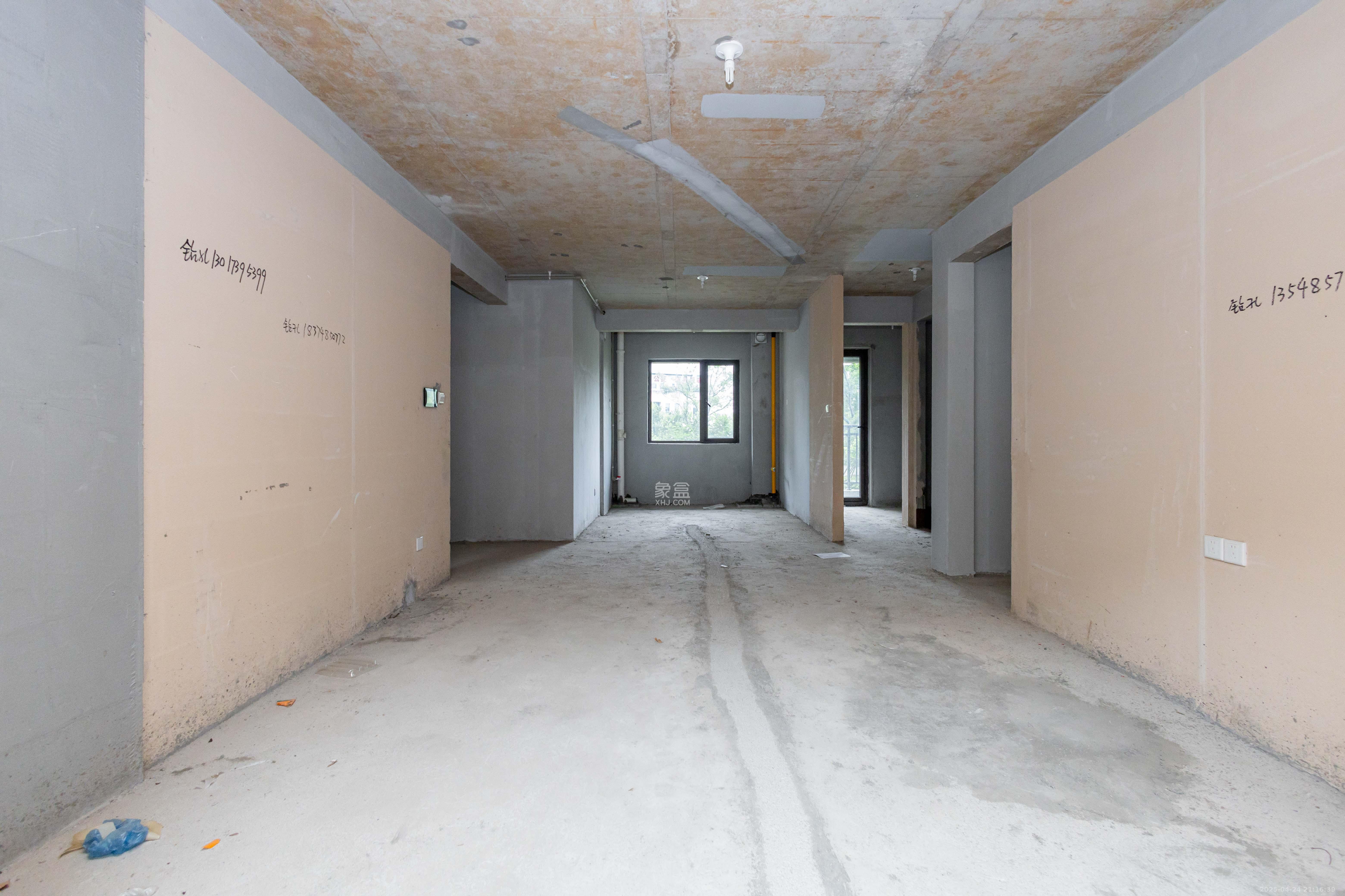 新城恒伟汇隽风华  3室2厅2卫    52.98万客厅