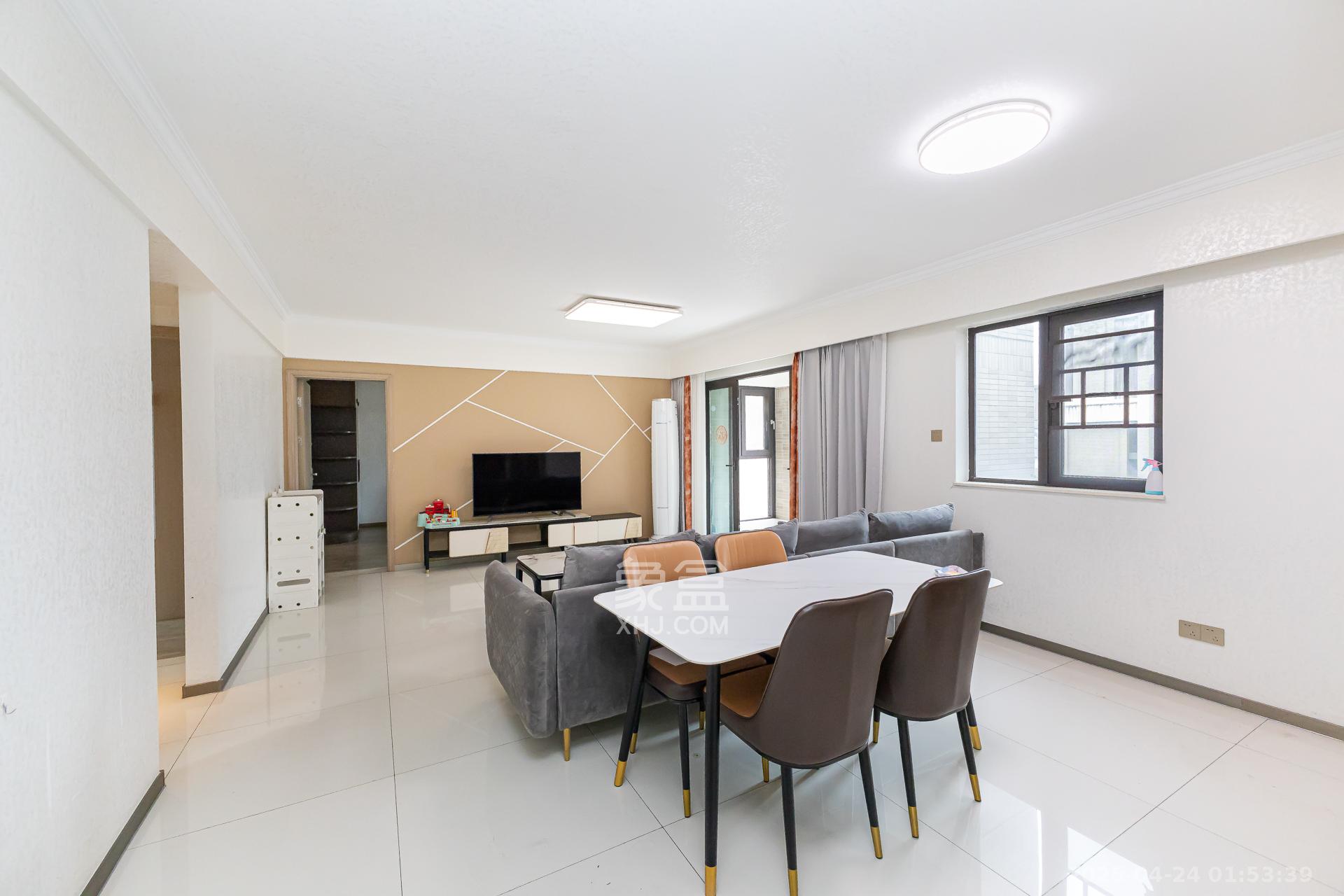 时代倾城五期 4室2厅2卫 102.8万 时代倾城五期 4室2厅2卫 102.8万客厅