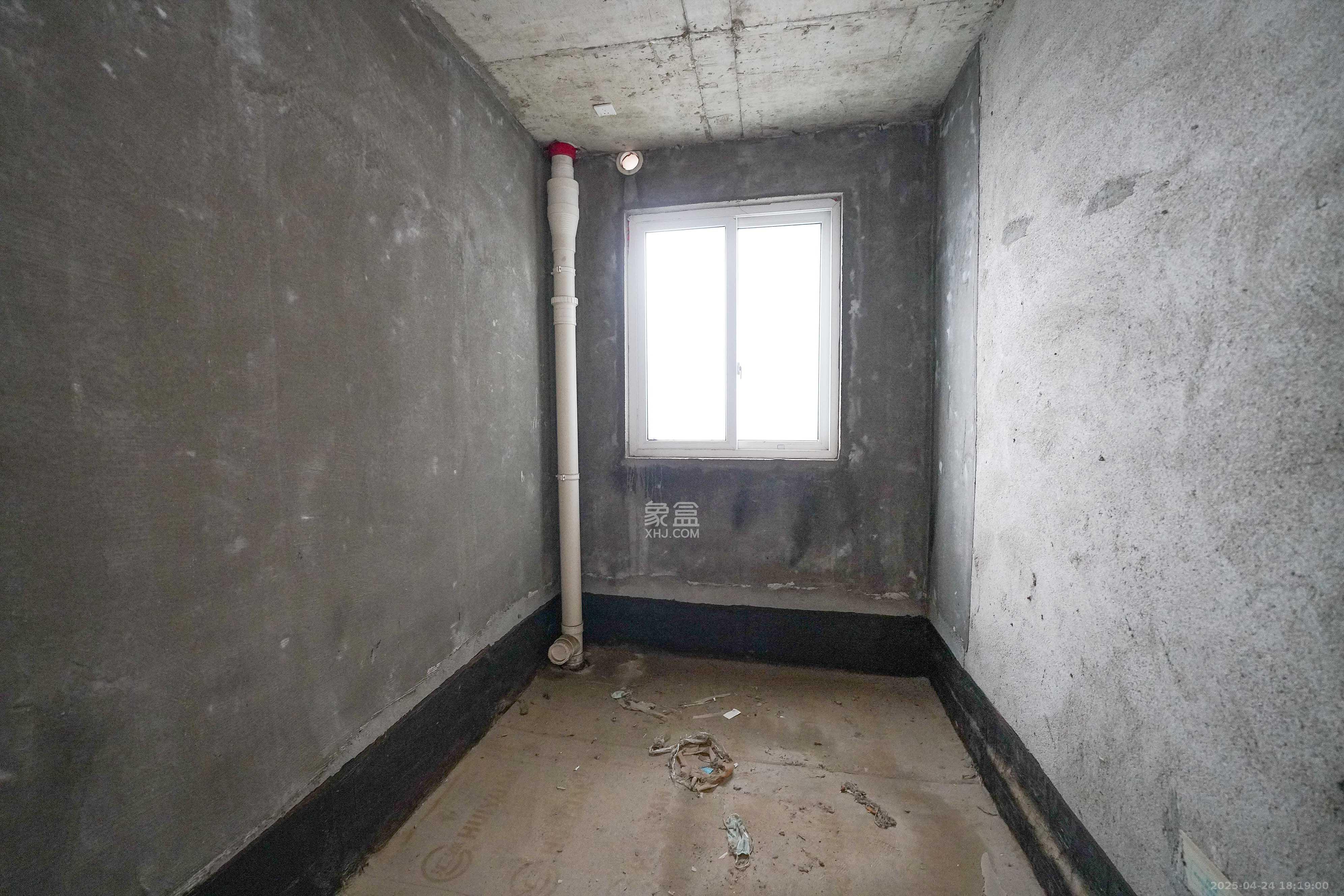 鑫天格林香山  4室2厅2卫    64.0万 鑫天格林香山  4室2厅2卫    64.0万卫生间