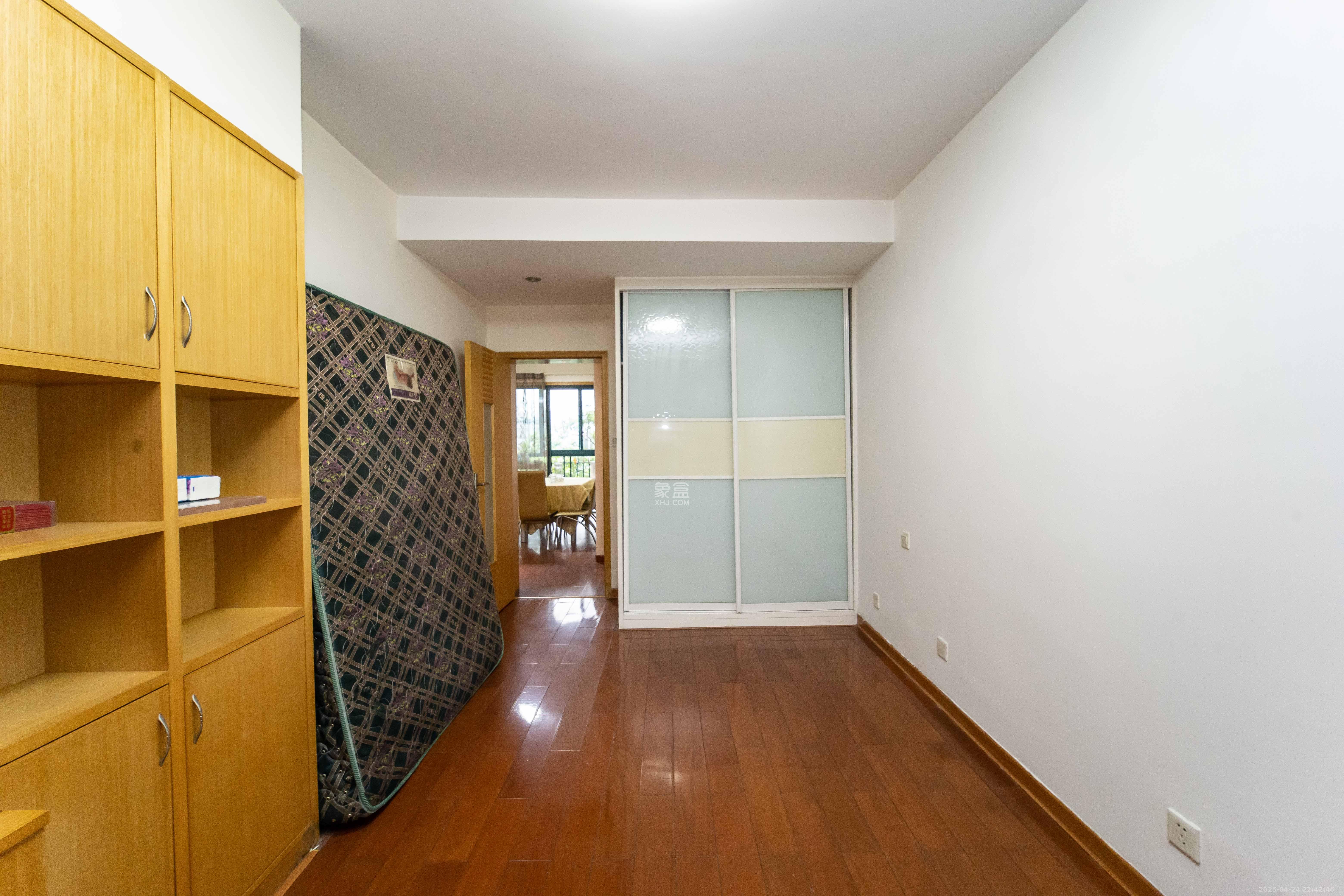 星城世家  3室2厅2卫    165.0万 星城世家  3室2厅2卫    165.0万卧室