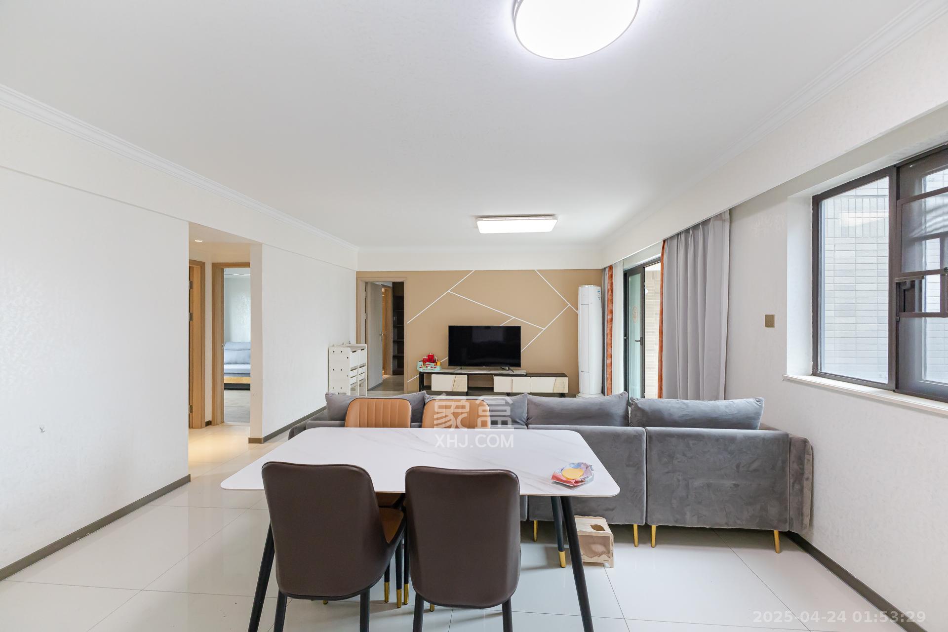 时代倾城五期 4室2厅2卫 102.8万 时代倾城五期 4室2厅2卫 102.8万客厅