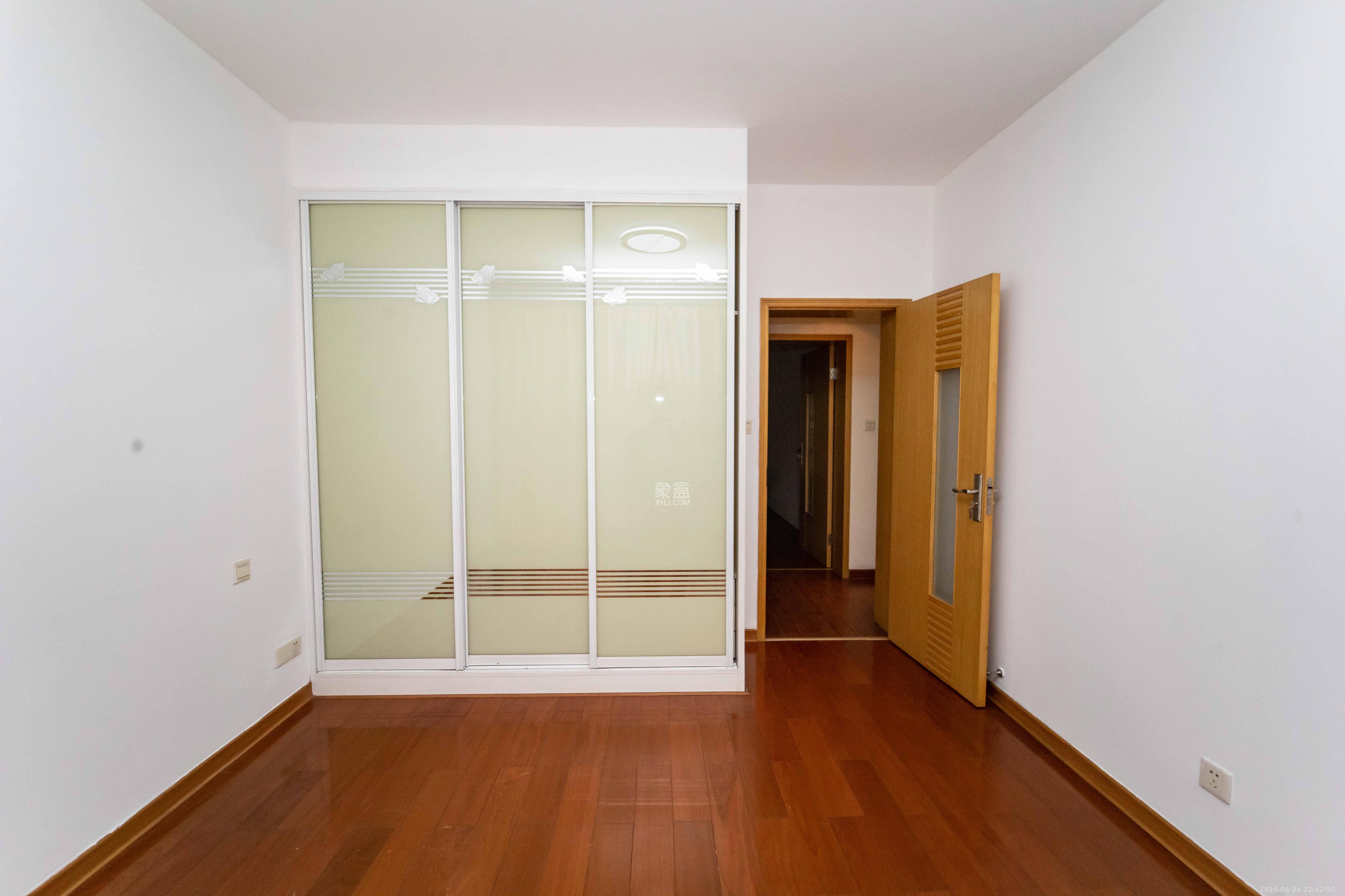 星城世家  3室2厅2卫    165.0万 星城世家  3室2厅2卫    165.0万卧室