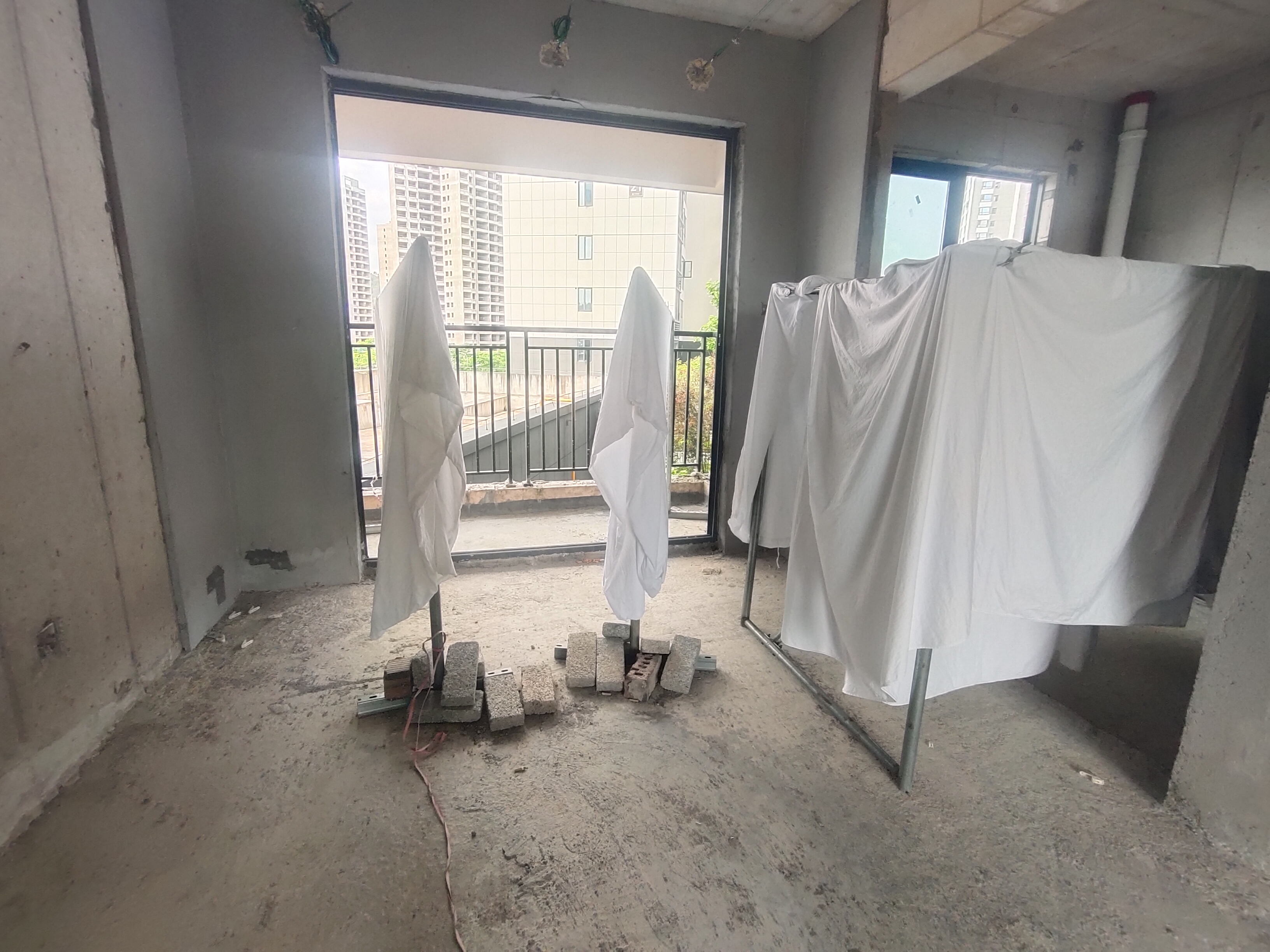宁邦广场  4室2厅2卫   74.80万客厅