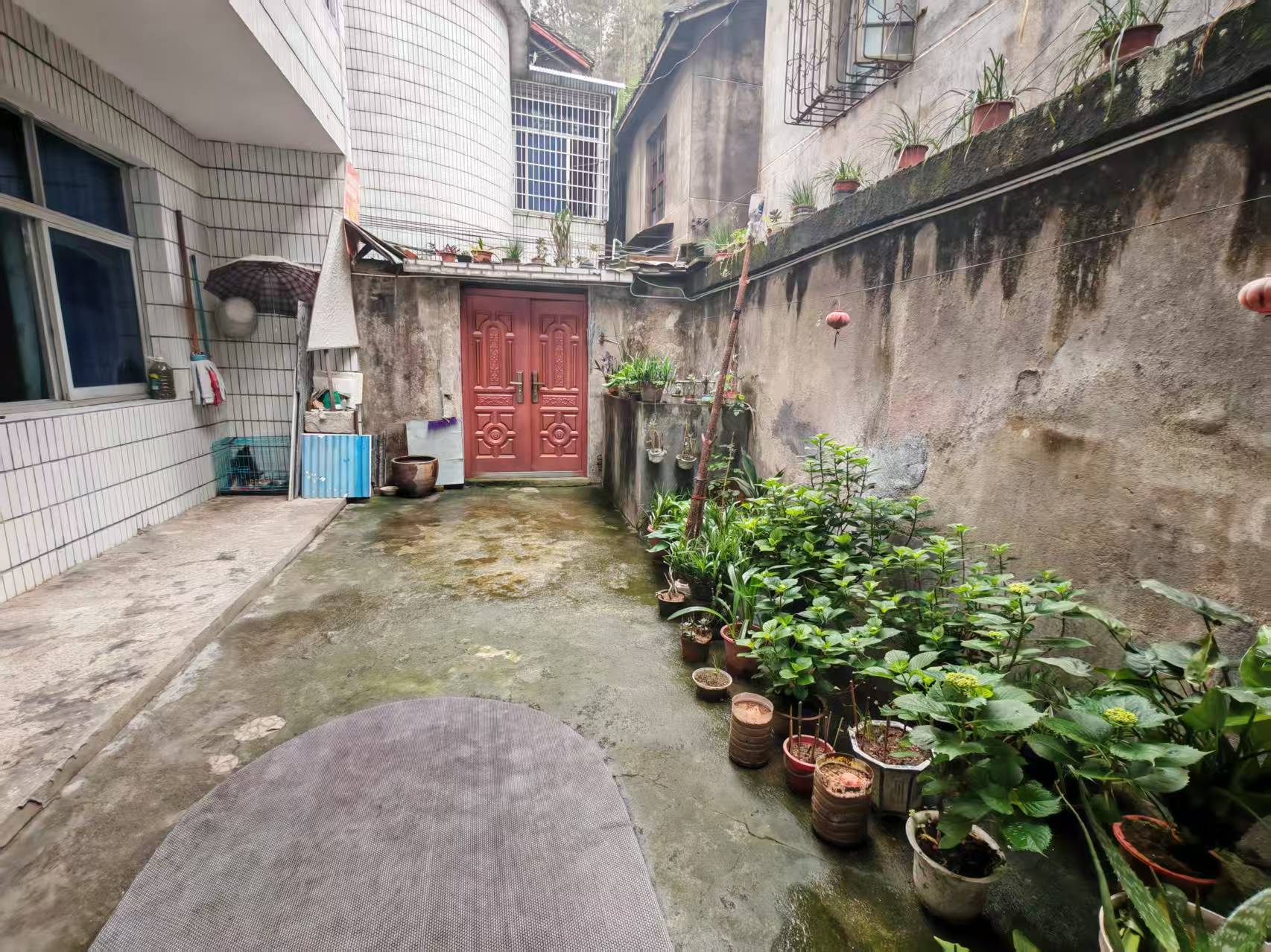 市中心散盘 7室2厅3卫 100.0万 市中心散盘 7室2厅3卫 100.0万客厅