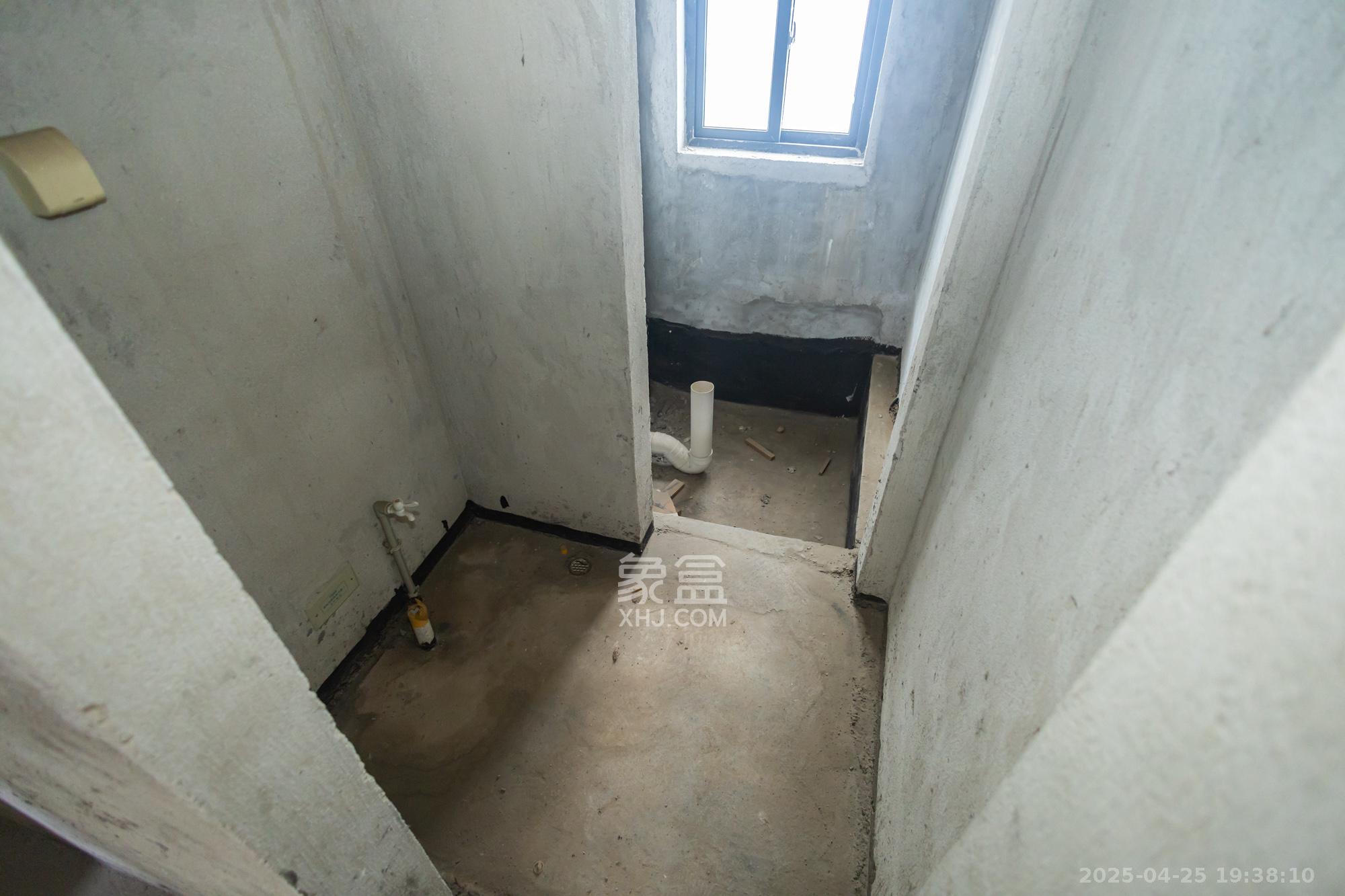 尚都花园城  4室2厅2卫    62.0万卫生间