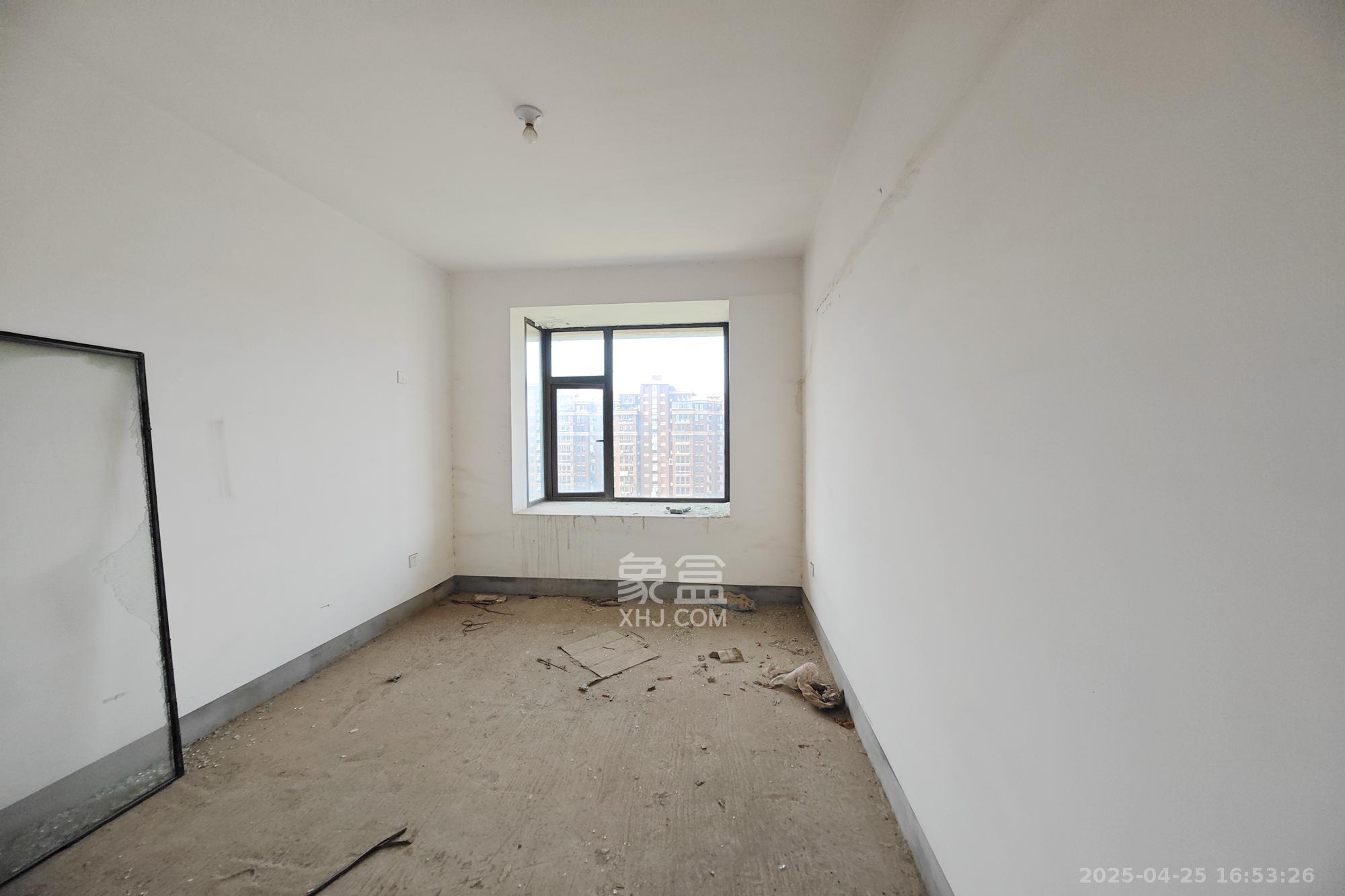 和卉家园 8室2厅4卫 396.0万 和卉家园 8室2厅4卫 396.0万卧室