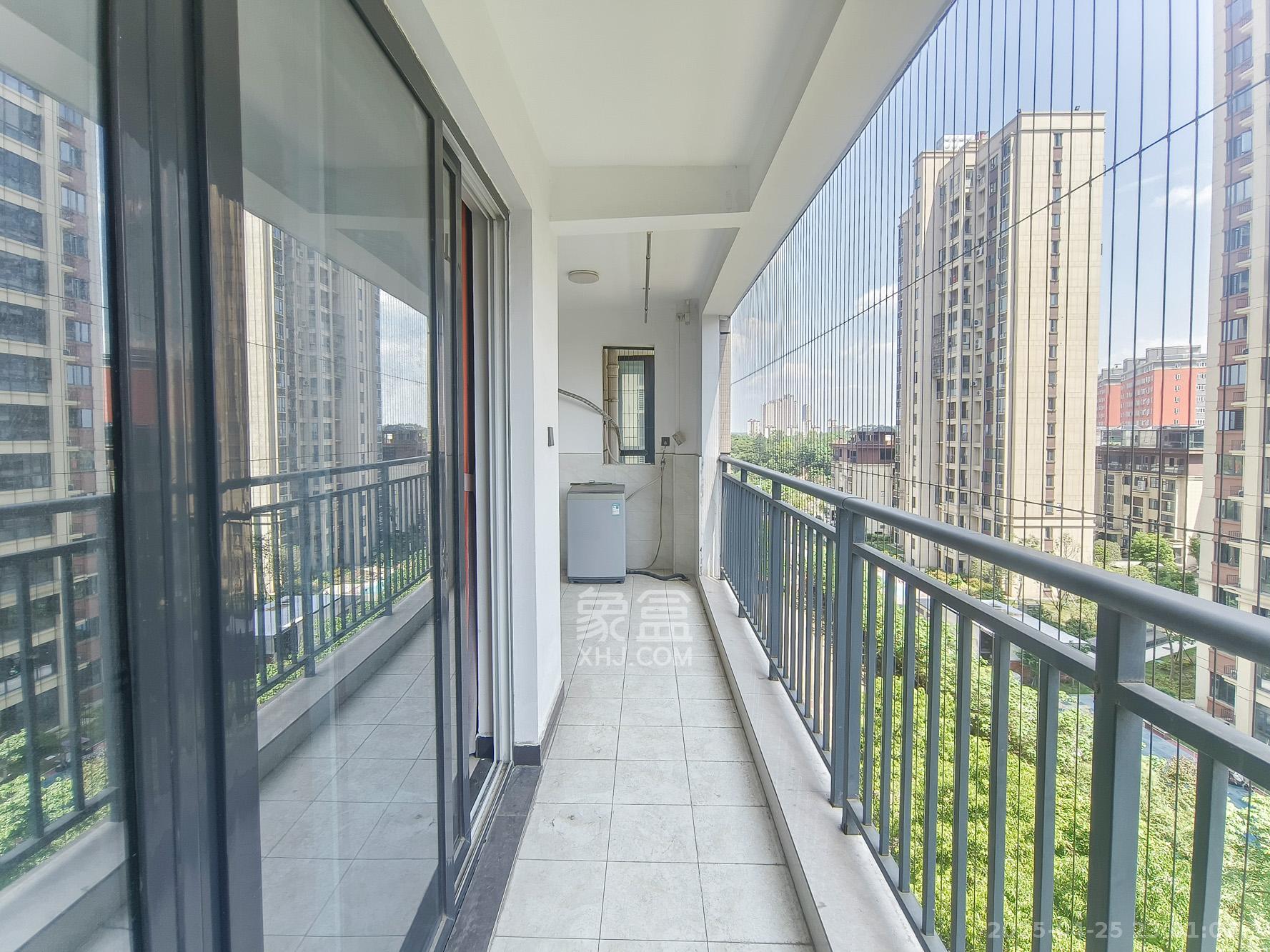 和悦城(蟠龙景苑) 3室3厅2卫 98.0万 和悦城(蟠龙景苑) 3室3厅2卫 98.0万阳台