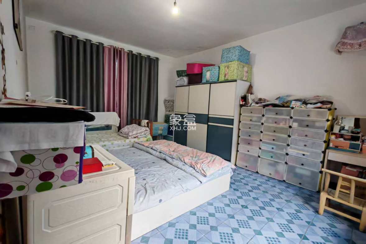 市中心散盘 7室2厅3卫 100.0万 市中心散盘 7室2厅3卫 100.0万客厅