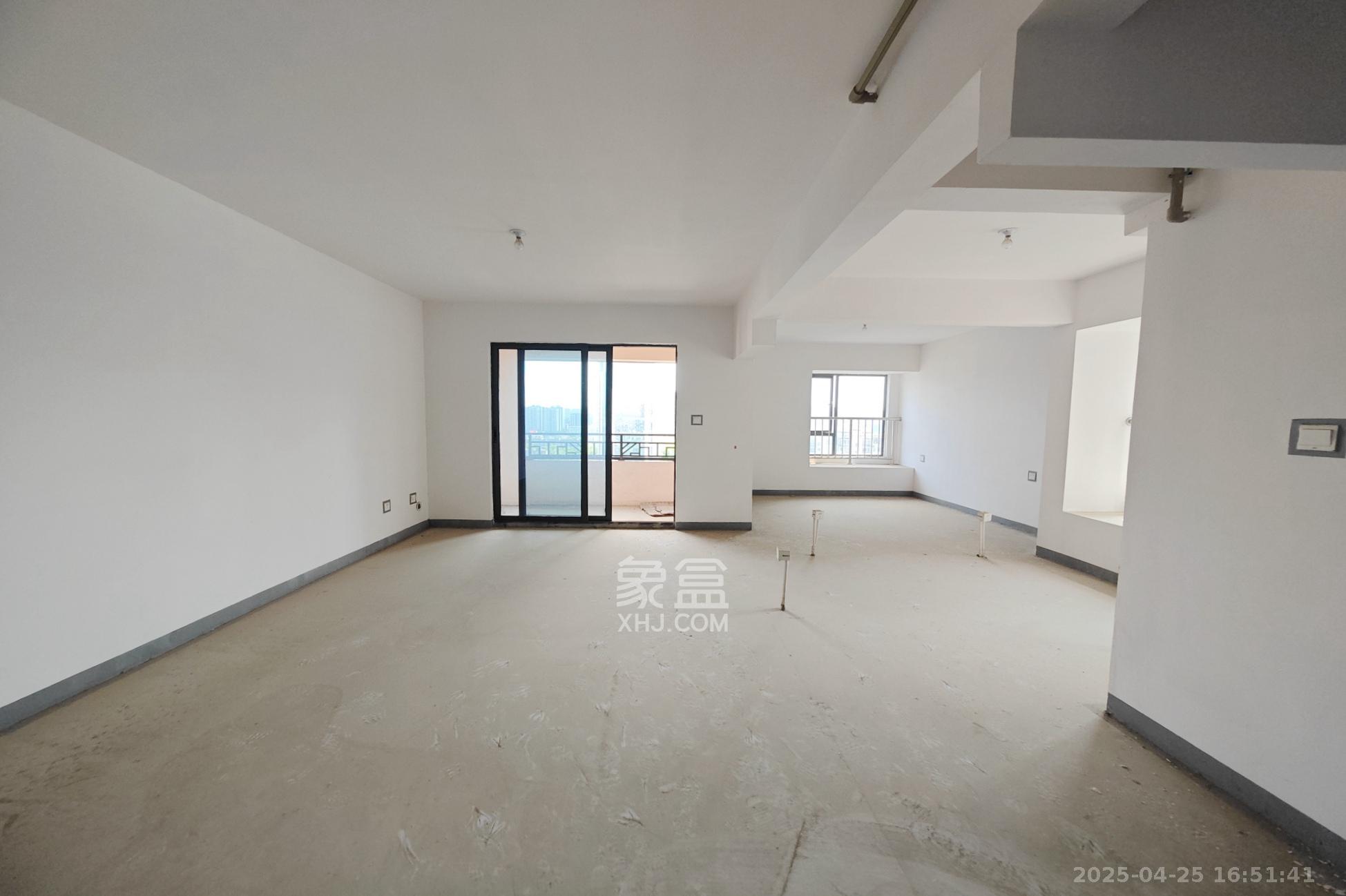 建发中央悦府  3室2厅2卫   130.00万客厅