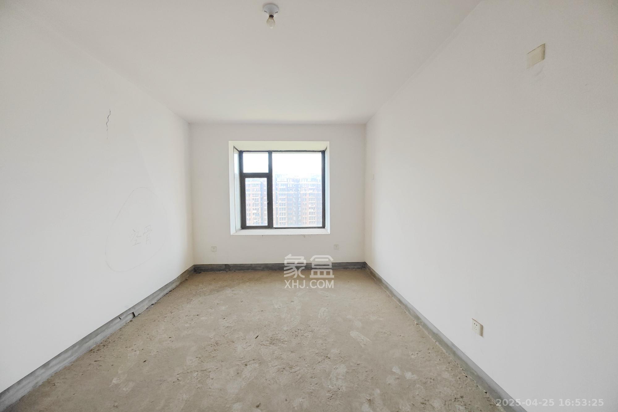 和卉家园 8室2厅4卫 396.0万 和卉家园 8室2厅4卫 396.0万卧室