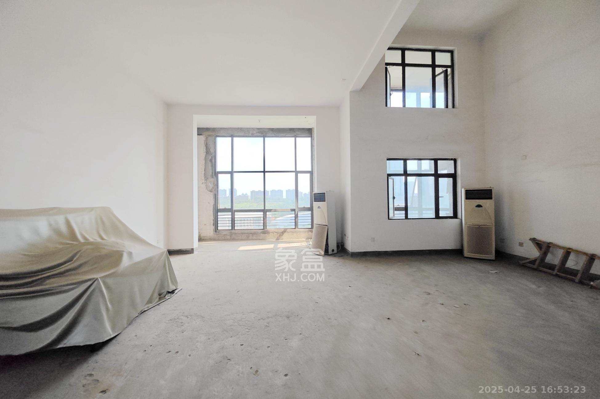 和卉家园 8室2厅4卫 396.0万 和卉家园 8室2厅4卫 396.0万客厅