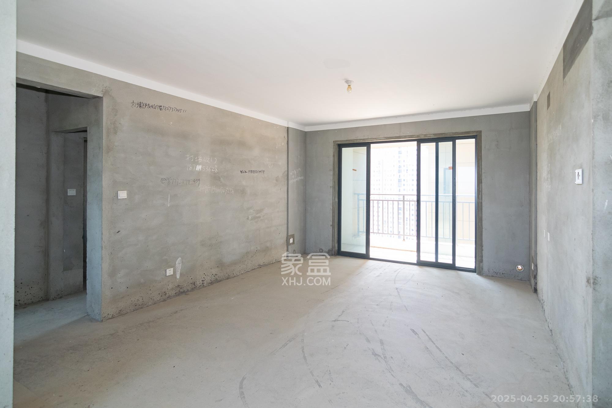 荣盛岳麓峰景 3室2厅2卫 85.0万 荣盛岳麓峰景 3室2厅2卫 85.0万客厅