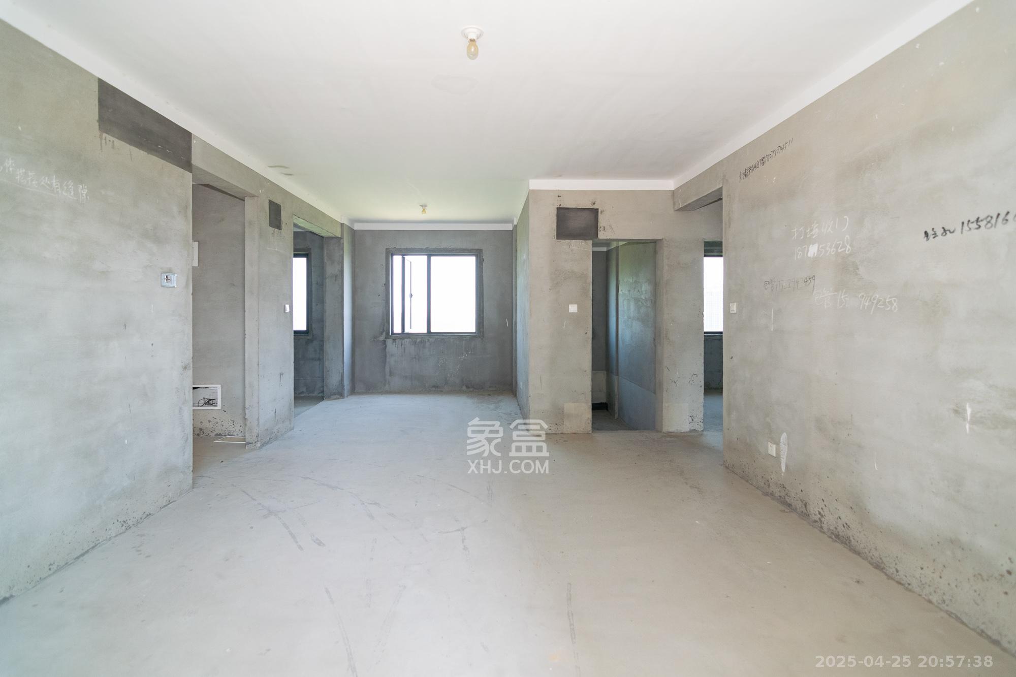 荣盛岳麓峰景 3室2厅2卫 85.0万 荣盛岳麓峰景 3室2厅2卫 85.0万客厅