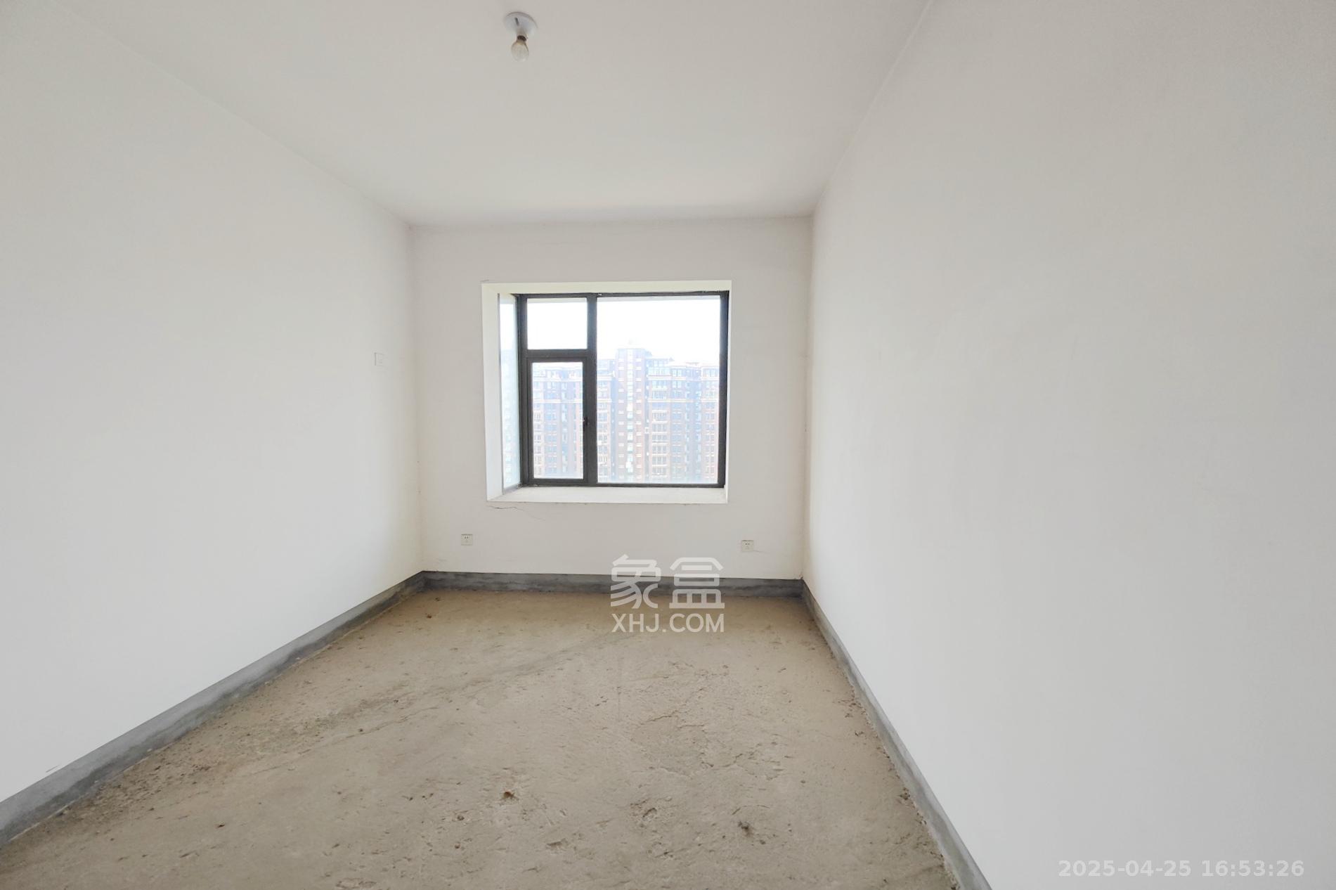 和卉家园 8室2厅4卫 396.0万 和卉家园 8室2厅4卫 396.0万卧室