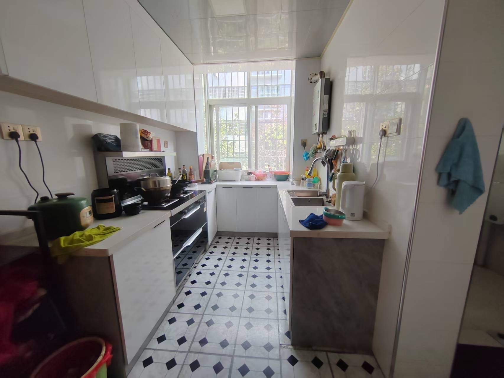 盐业局 3室2厅2卫 65.8万 盐业局 3室2厅2卫 65.8万客厅