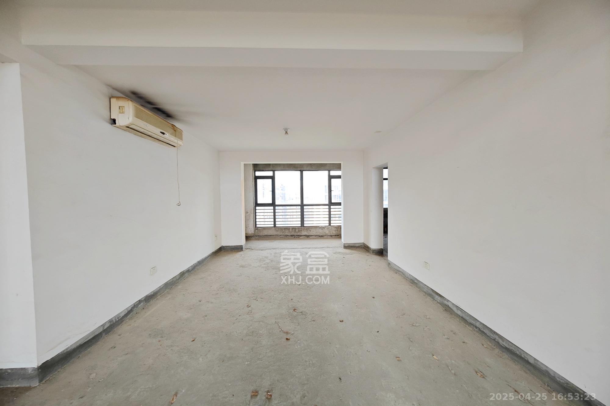 和卉家园 8室2厅4卫 396.0万 和卉家园 8室2厅4卫 396.0万客厅