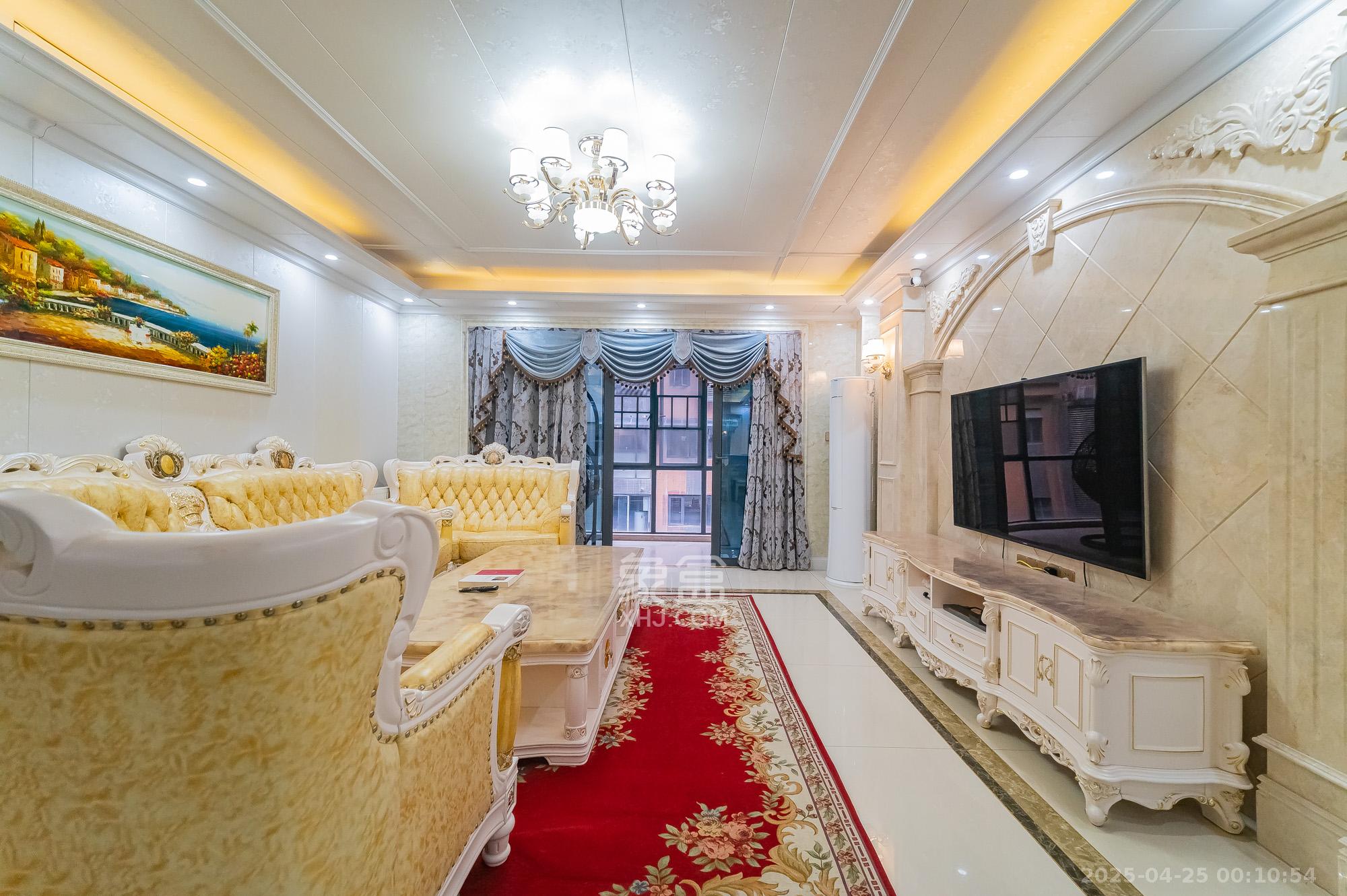 海伦春天  5室2厅3卫    238.0万客厅