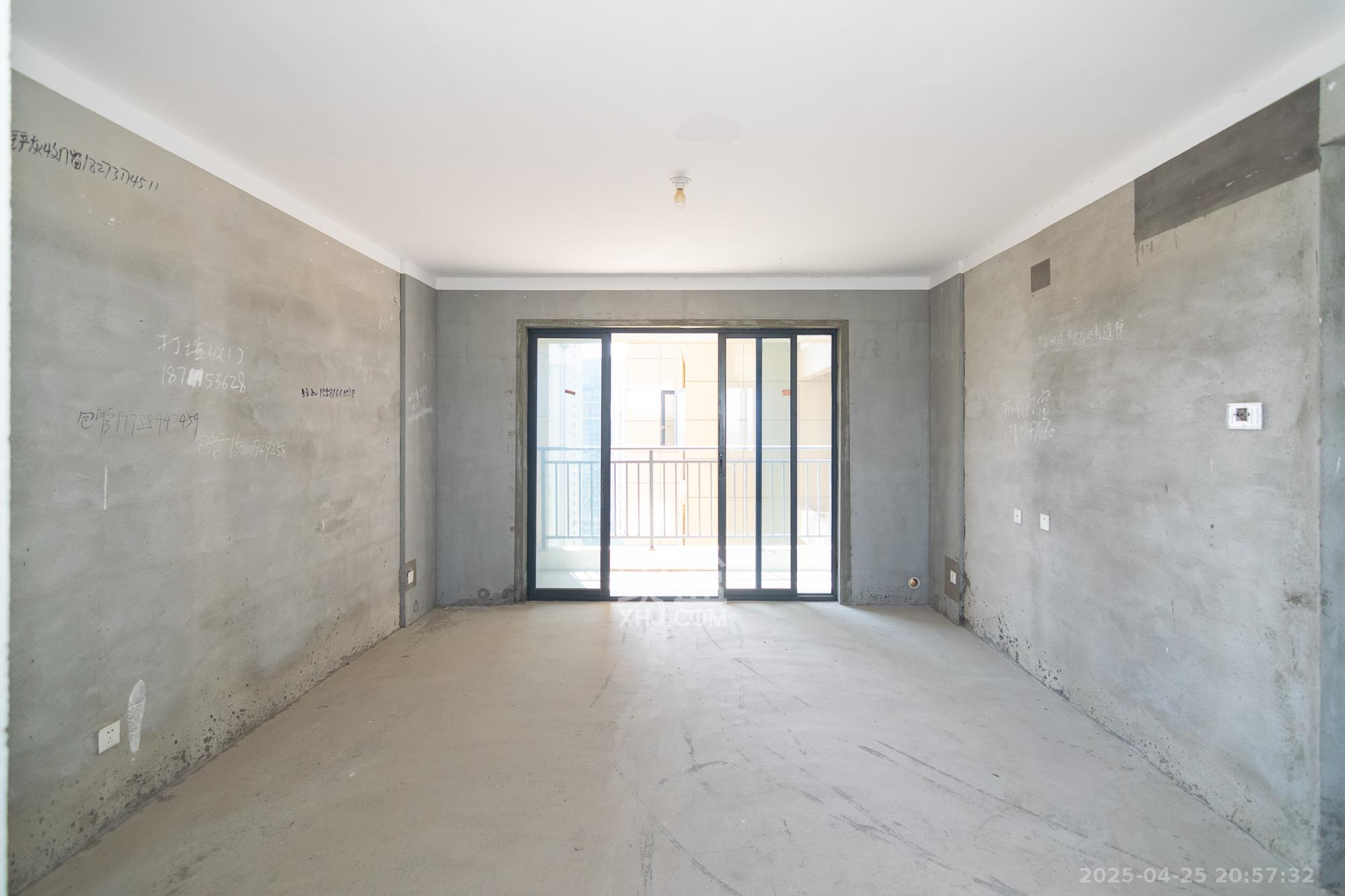 荣盛岳麓峰景 3室2厅2卫 85.0万 荣盛岳麓峰景 3室2厅2卫 85.0万客厅