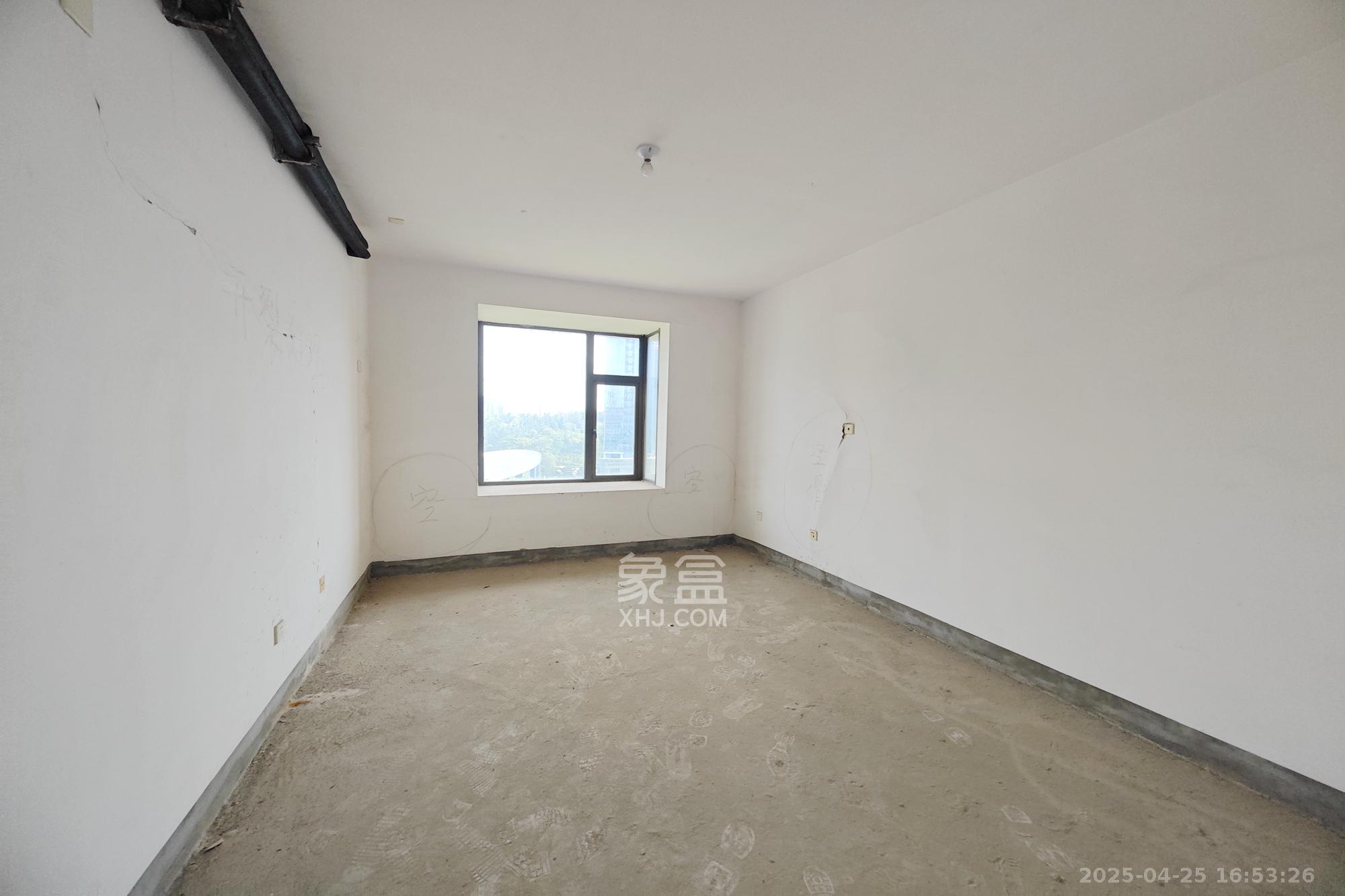 和卉家园 8室2厅4卫 396.0万 和卉家园 8室2厅4卫 396.0万卧室