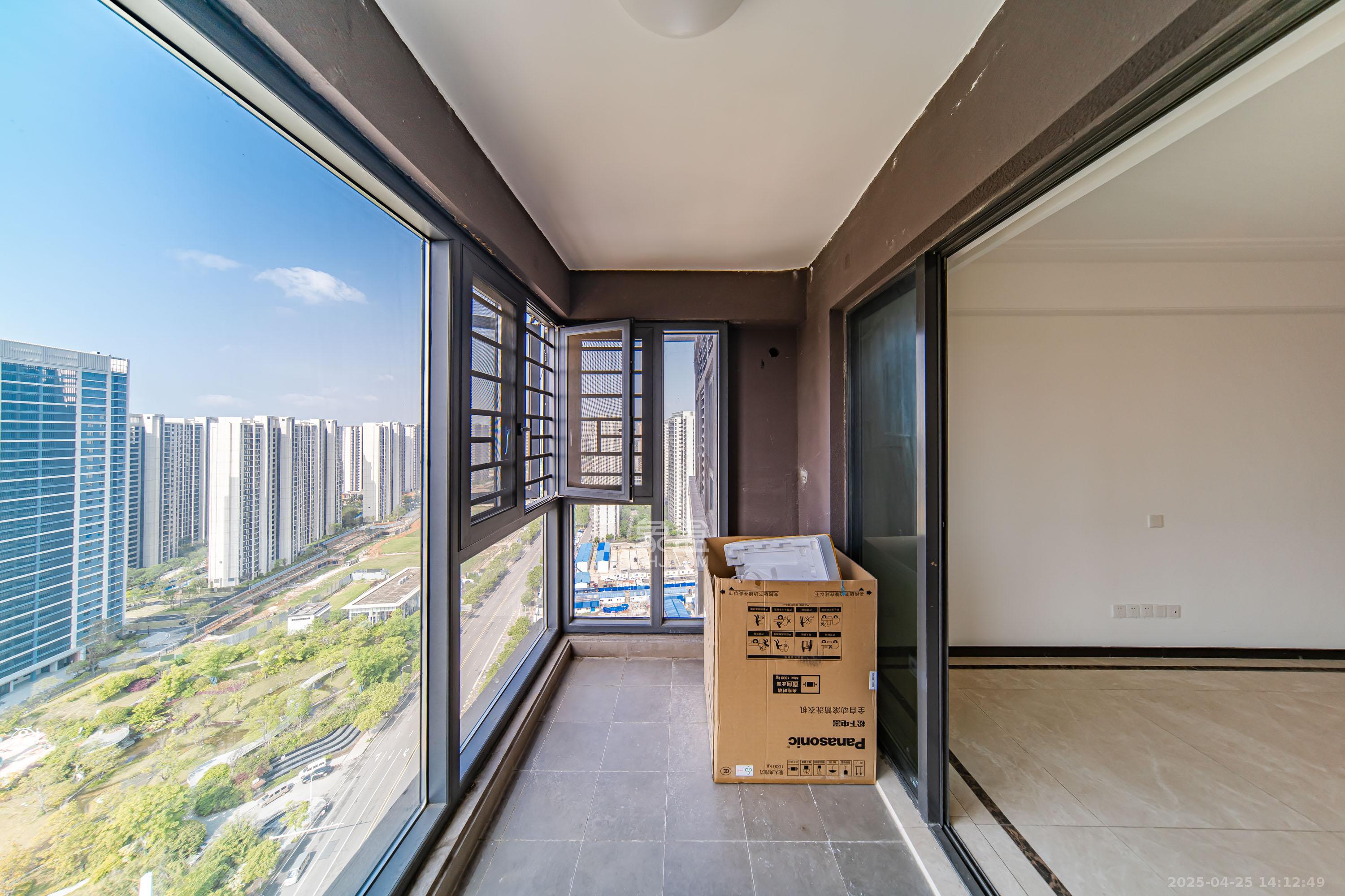 深业鹭栖府  3室2厅2卫   180.00万阳台