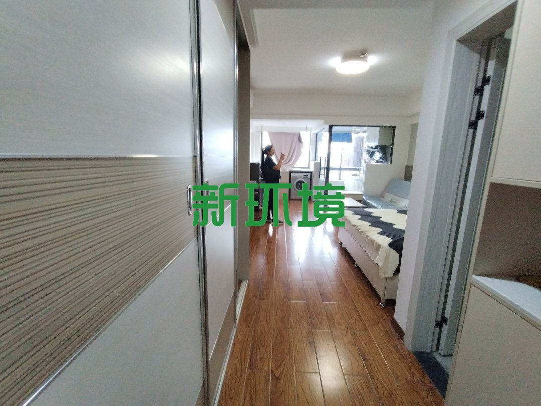 东方曼哈顿  1室1厅1卫   32.00万客厅