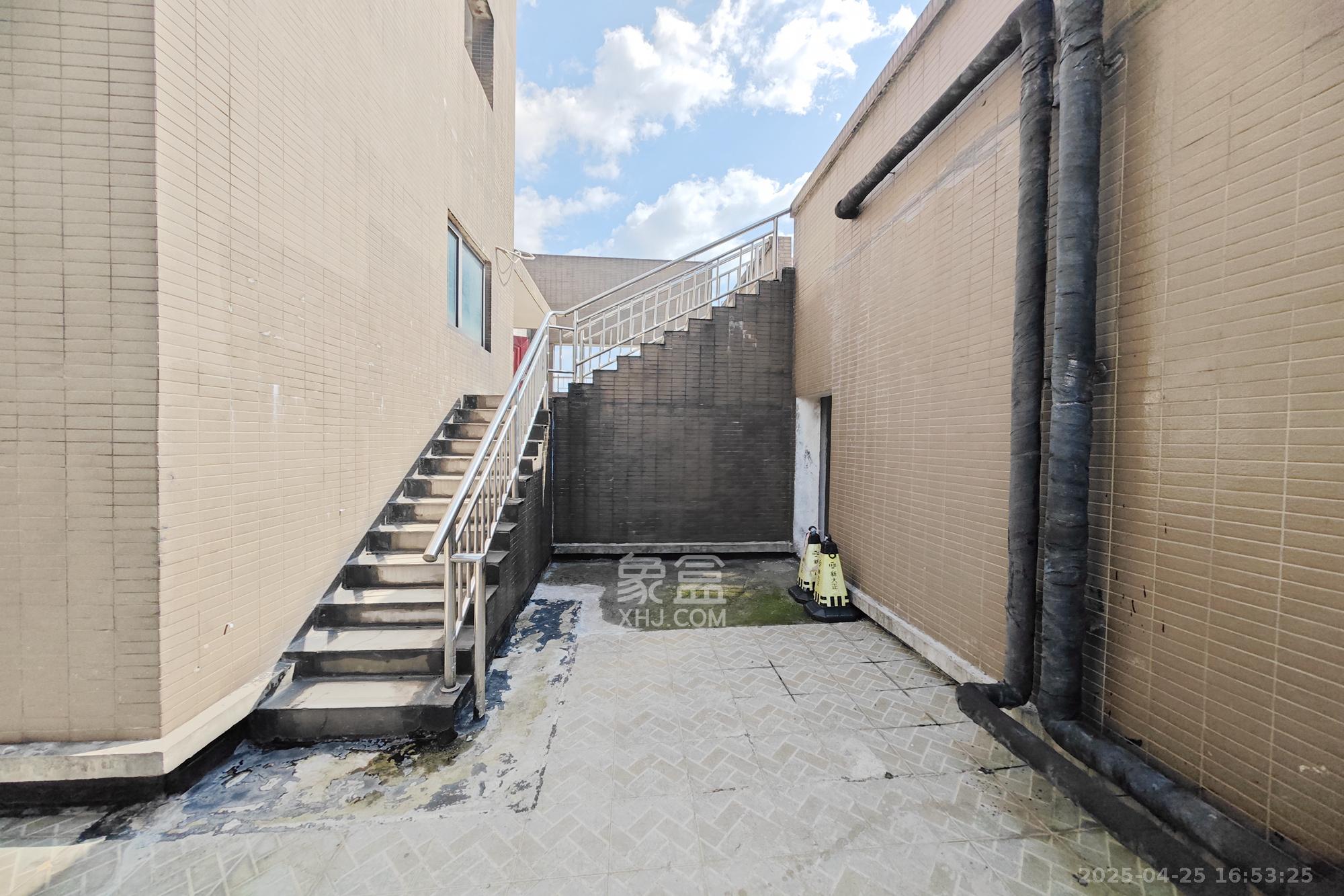 和卉家园 8室2厅4卫 396.0万 和卉家园 8室2厅4卫 396.0万其他