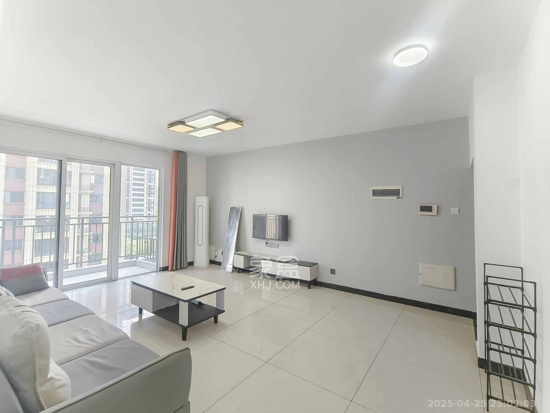 和悦城(蟠龙景苑) 3室3厅2卫 98.0万 和悦城(蟠龙景苑) 3室3厅2卫 98.0万客厅