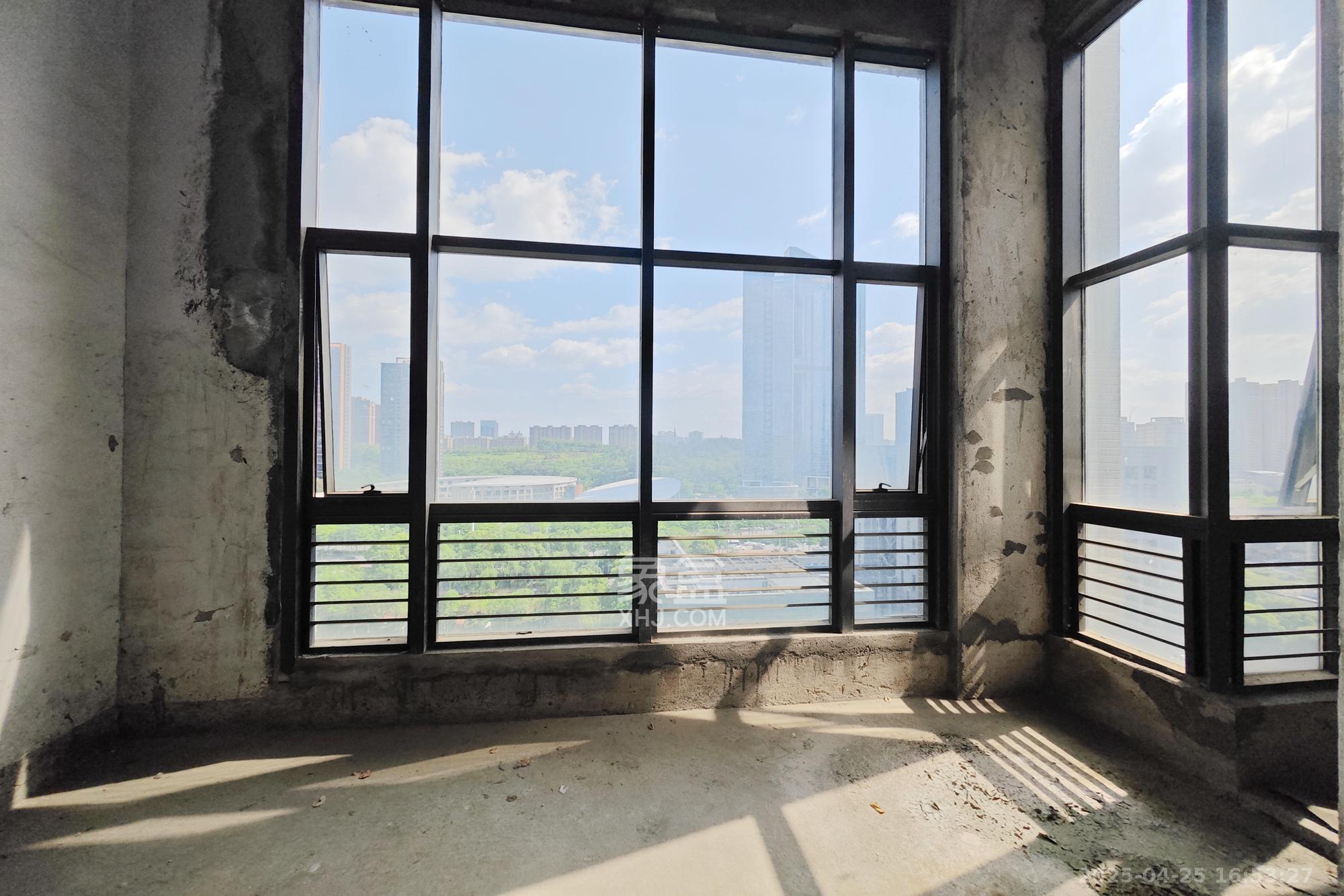 和卉家园 8室2厅4卫 396.0万 和卉家园 8室2厅4卫 396.0万阳台