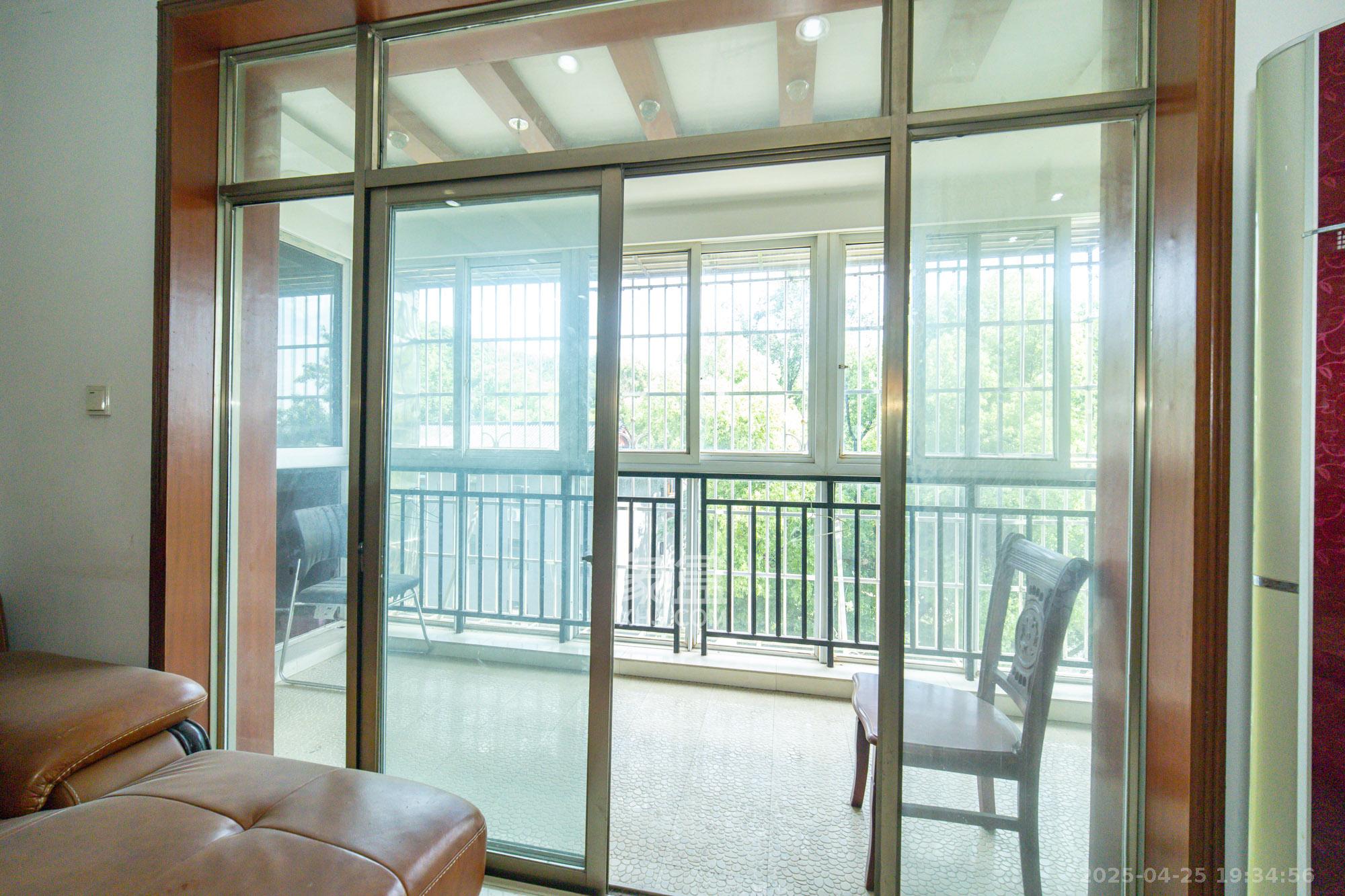 卧龙居国际村 3室2厅2卫 65.0万 卧龙居国际村 3室2厅2卫 65.0万阳台