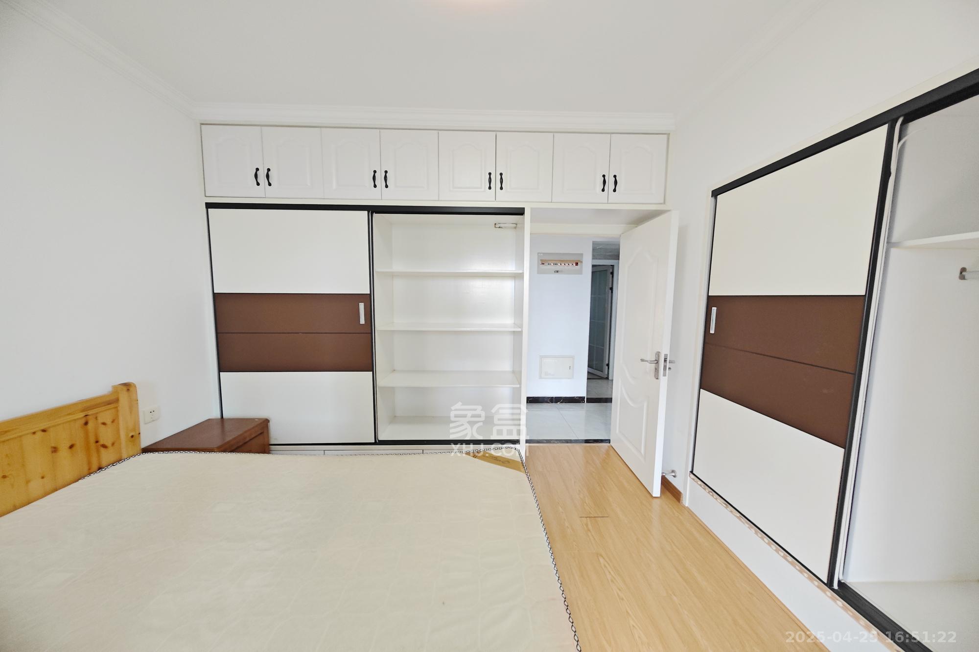 建发中央悦府  4室2厅2卫   195.00万卧室