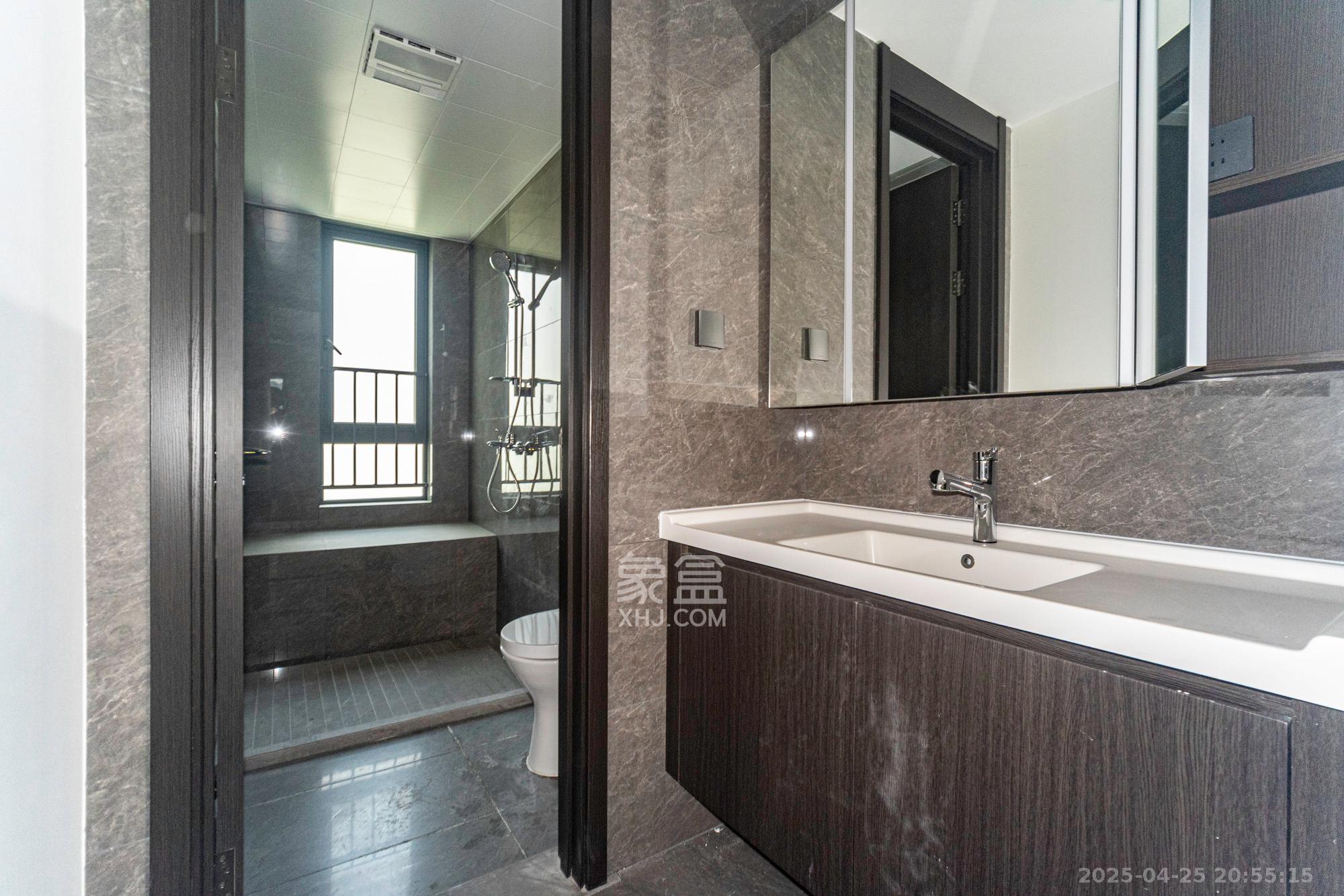 万科松湖天地 4室2厅3卫 265.8万 万科松湖天地 4室2厅3卫 265.8万卫生间