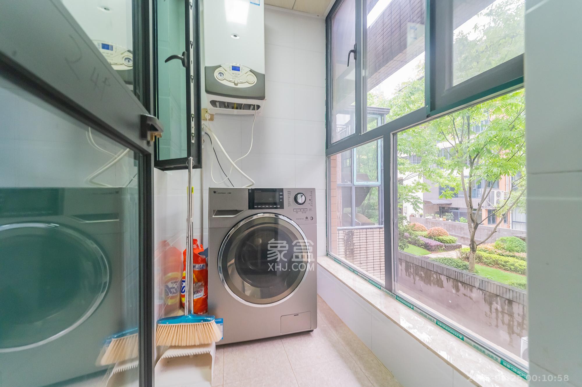 海伦春天  5室2厅3卫    238.0万阳台