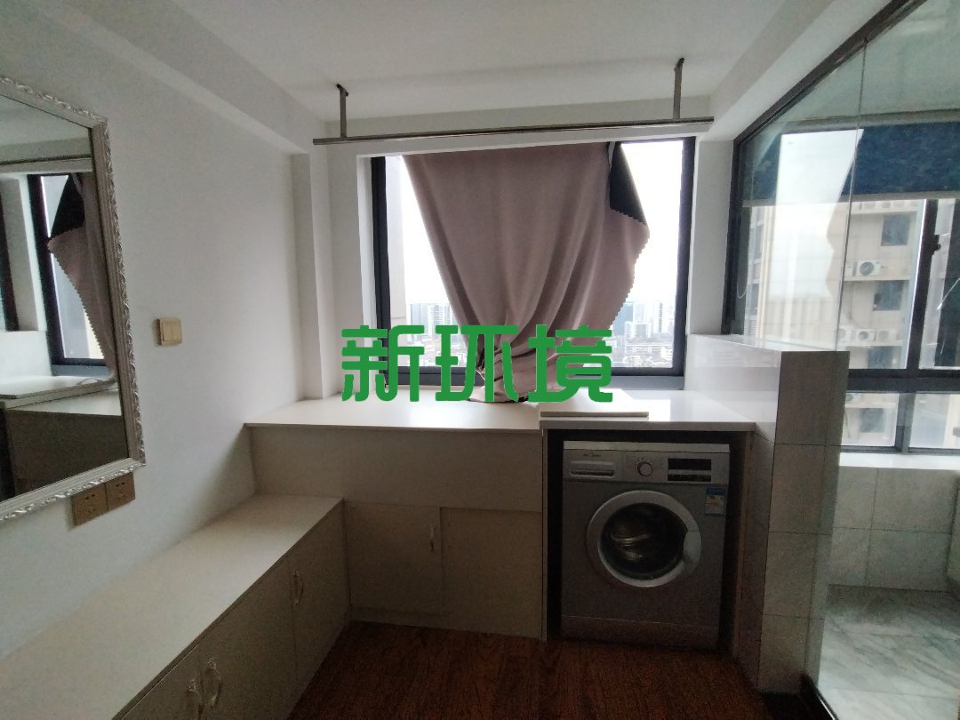 东方曼哈顿  1室1厅1卫   32.00万客厅