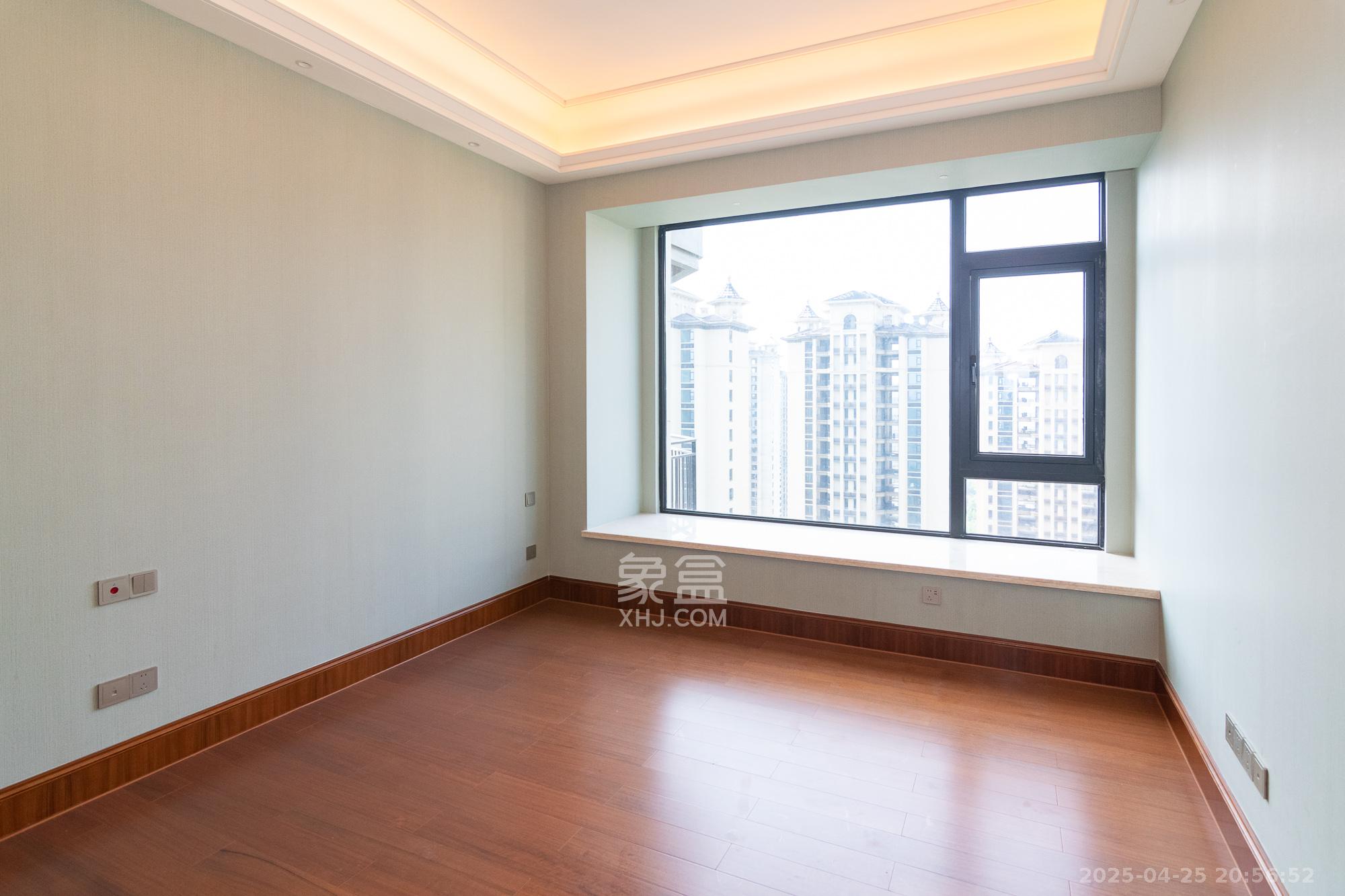 星河湾  4室2厅3卫    368.0万 星河湾  4室2厅3卫    368.0万卧室