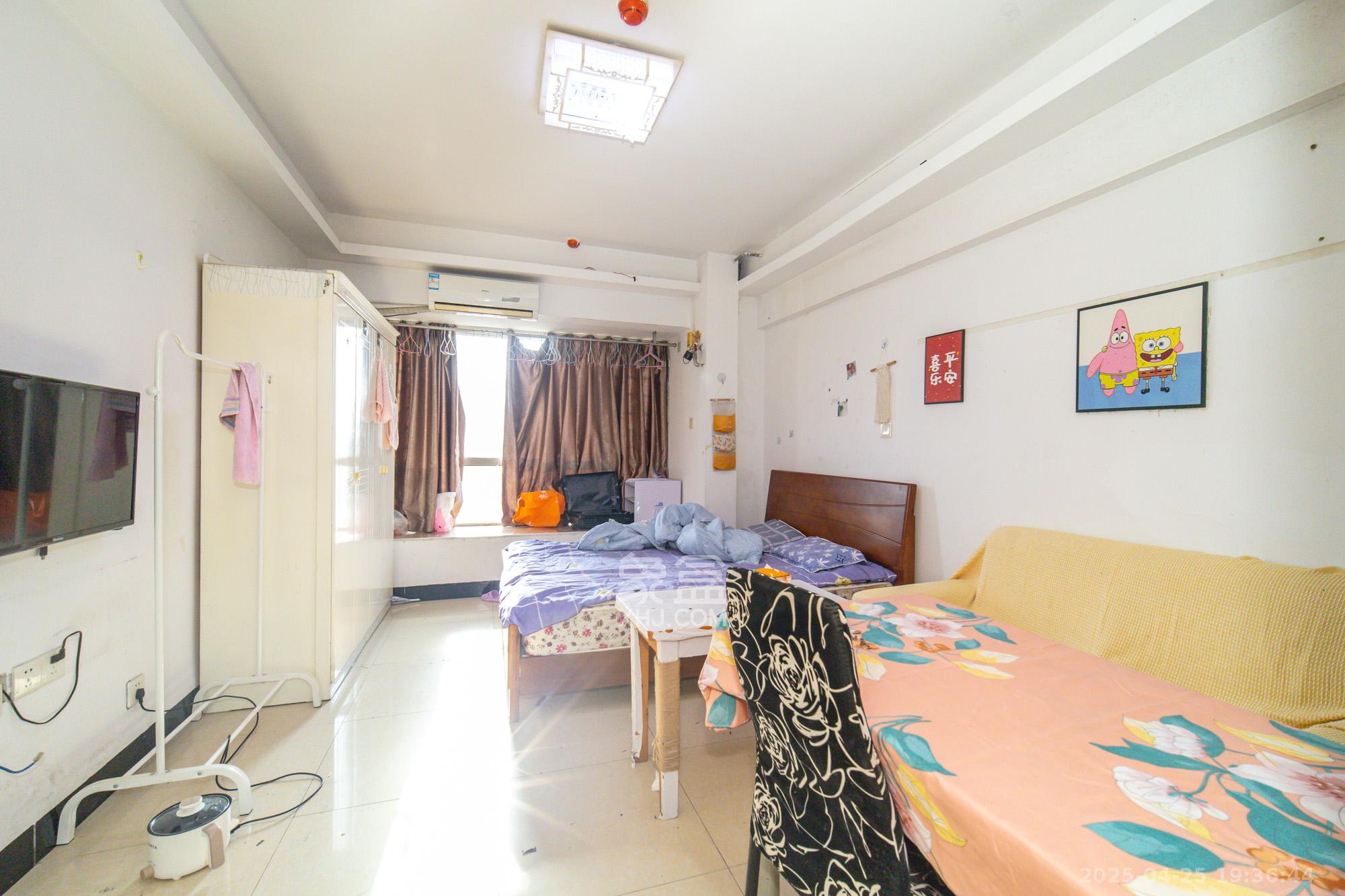 新长海广场  1室1厅1卫    18.0万客厅