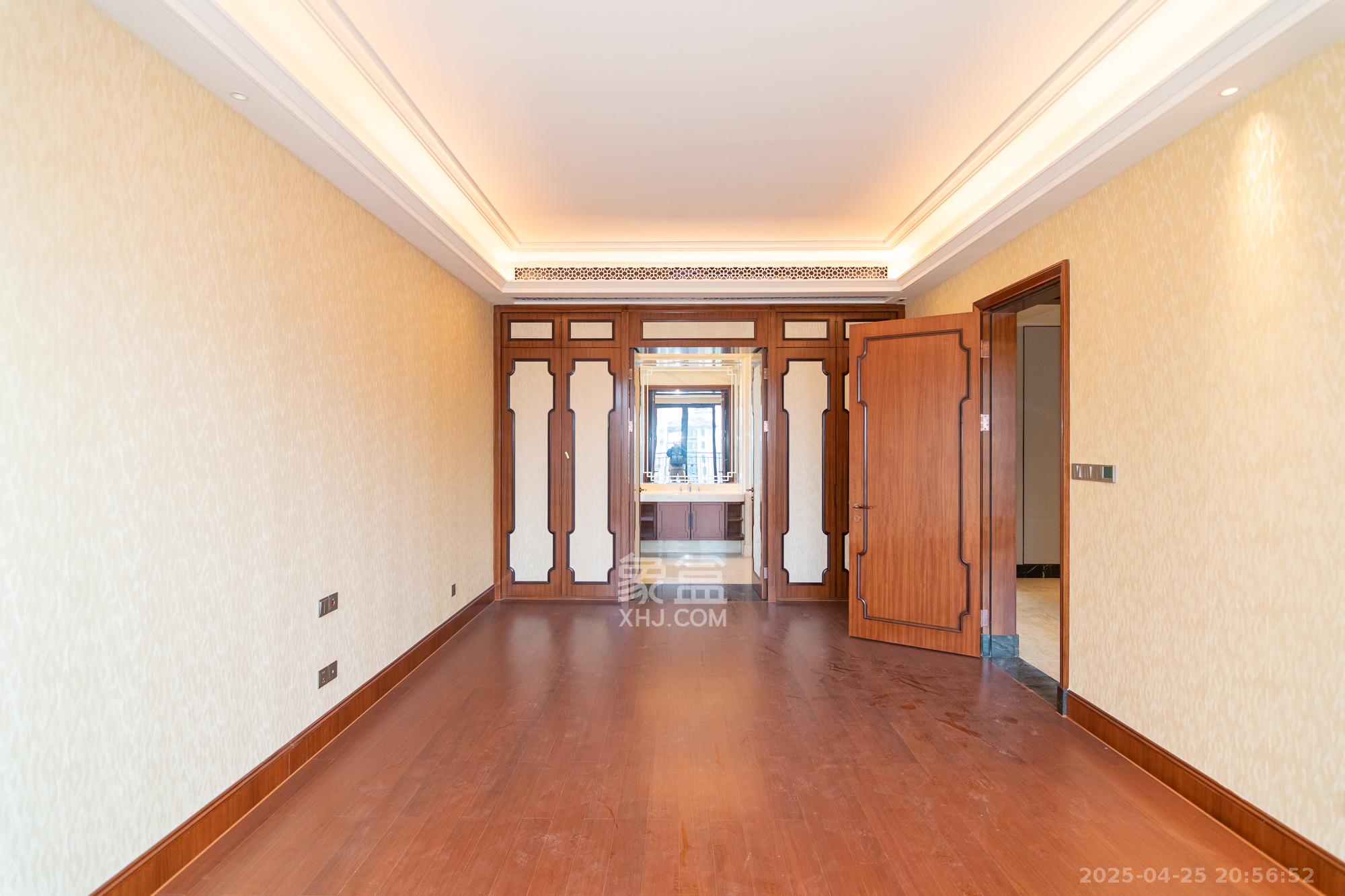 星河湾  4室2厅3卫    368.0万 星河湾  4室2厅3卫    368.0万卧室