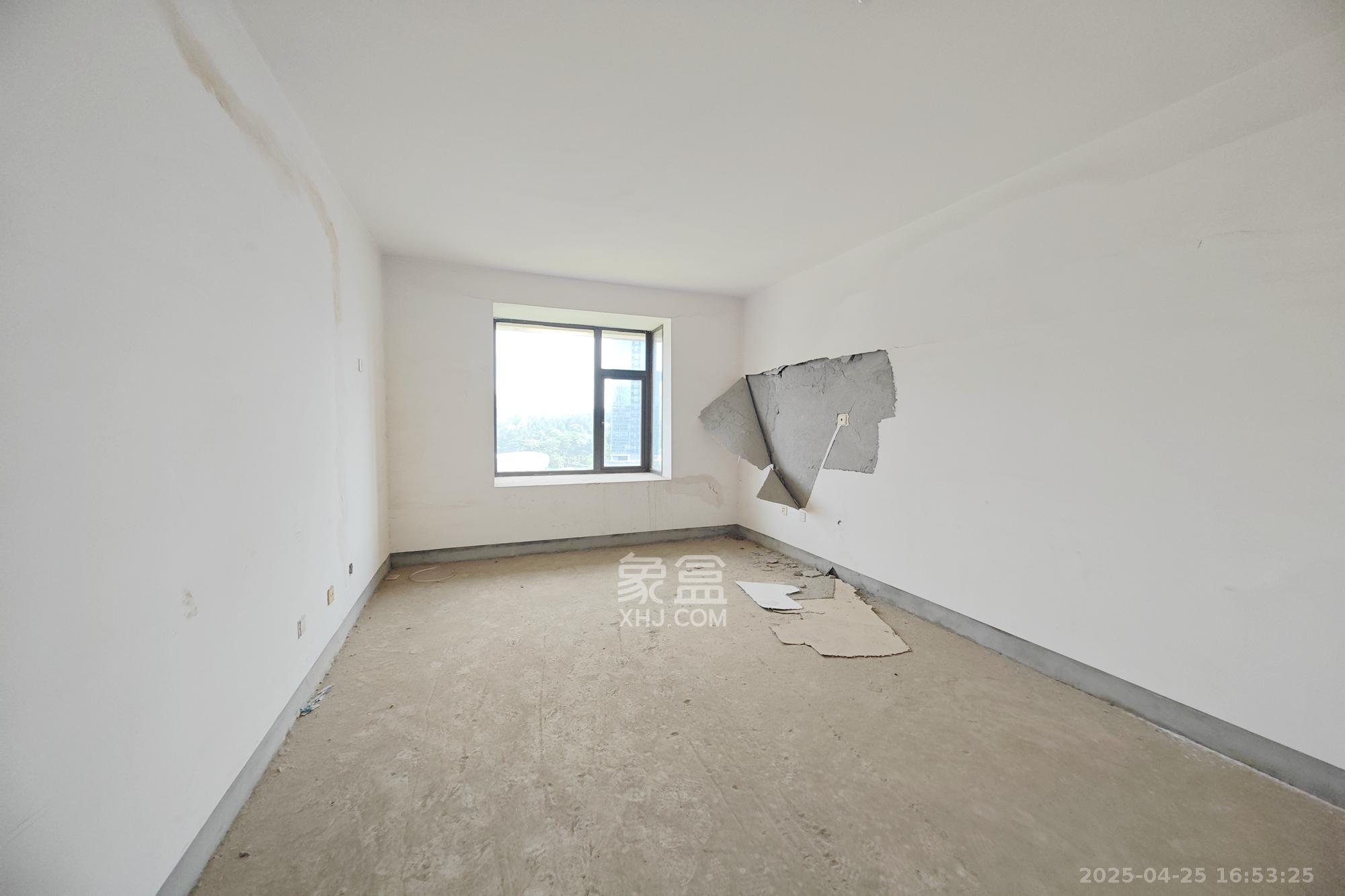 和卉家园 8室2厅4卫 396.0万 和卉家园 8室2厅4卫 396.0万卧室