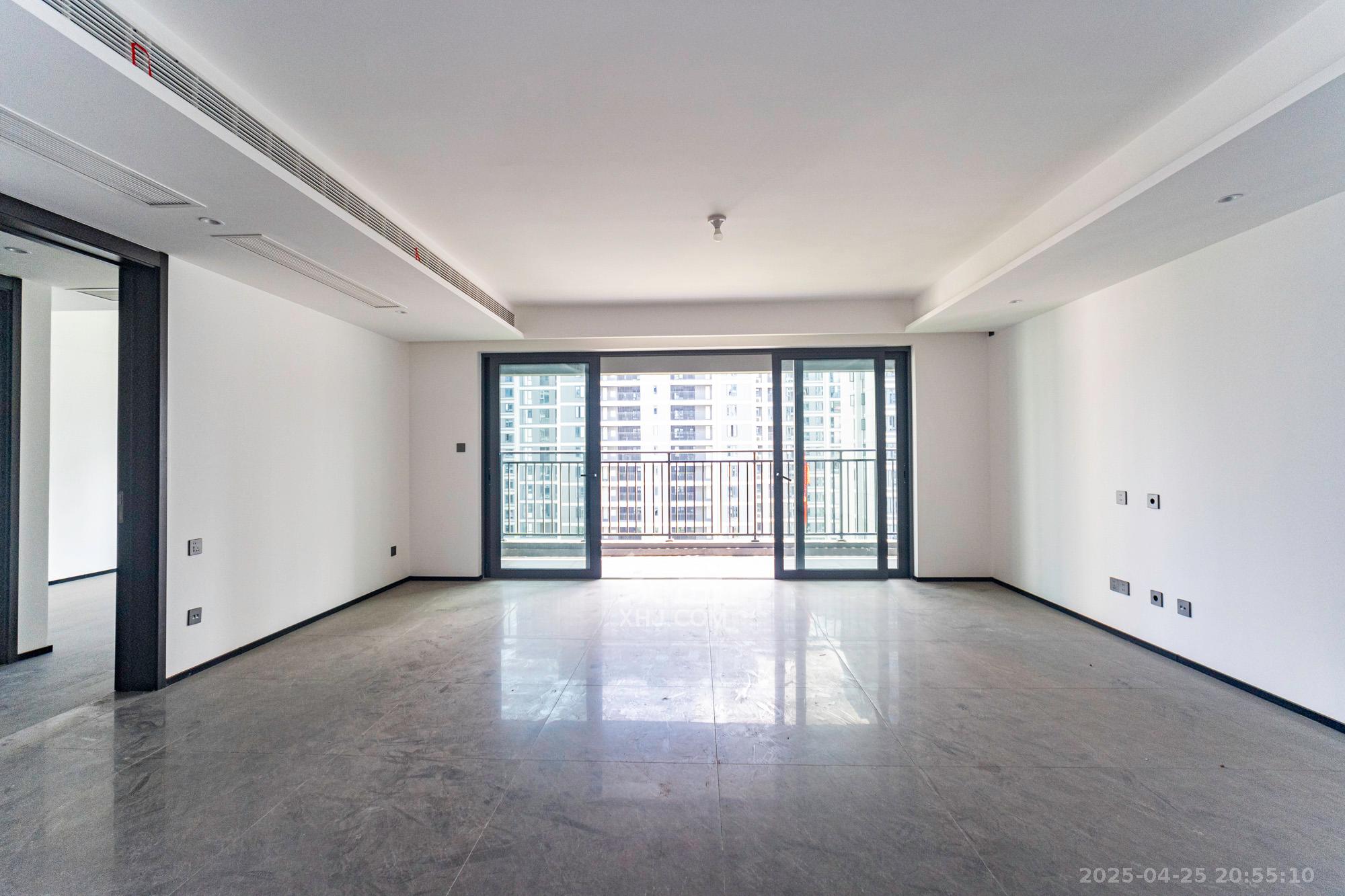 万科松湖天地 4室2厅3卫 265.8万 万科松湖天地 4室2厅3卫 265.8万客厅