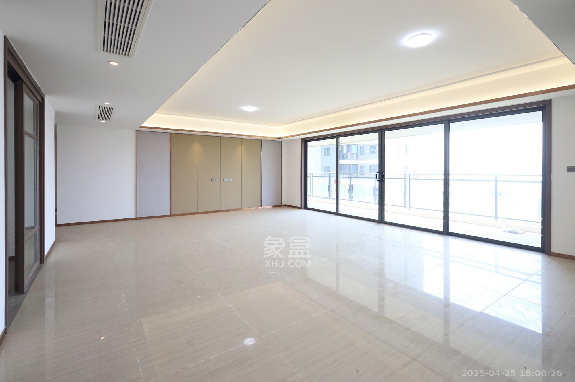 长沙万境潇湘  5室2厅3卫   295.00万客厅