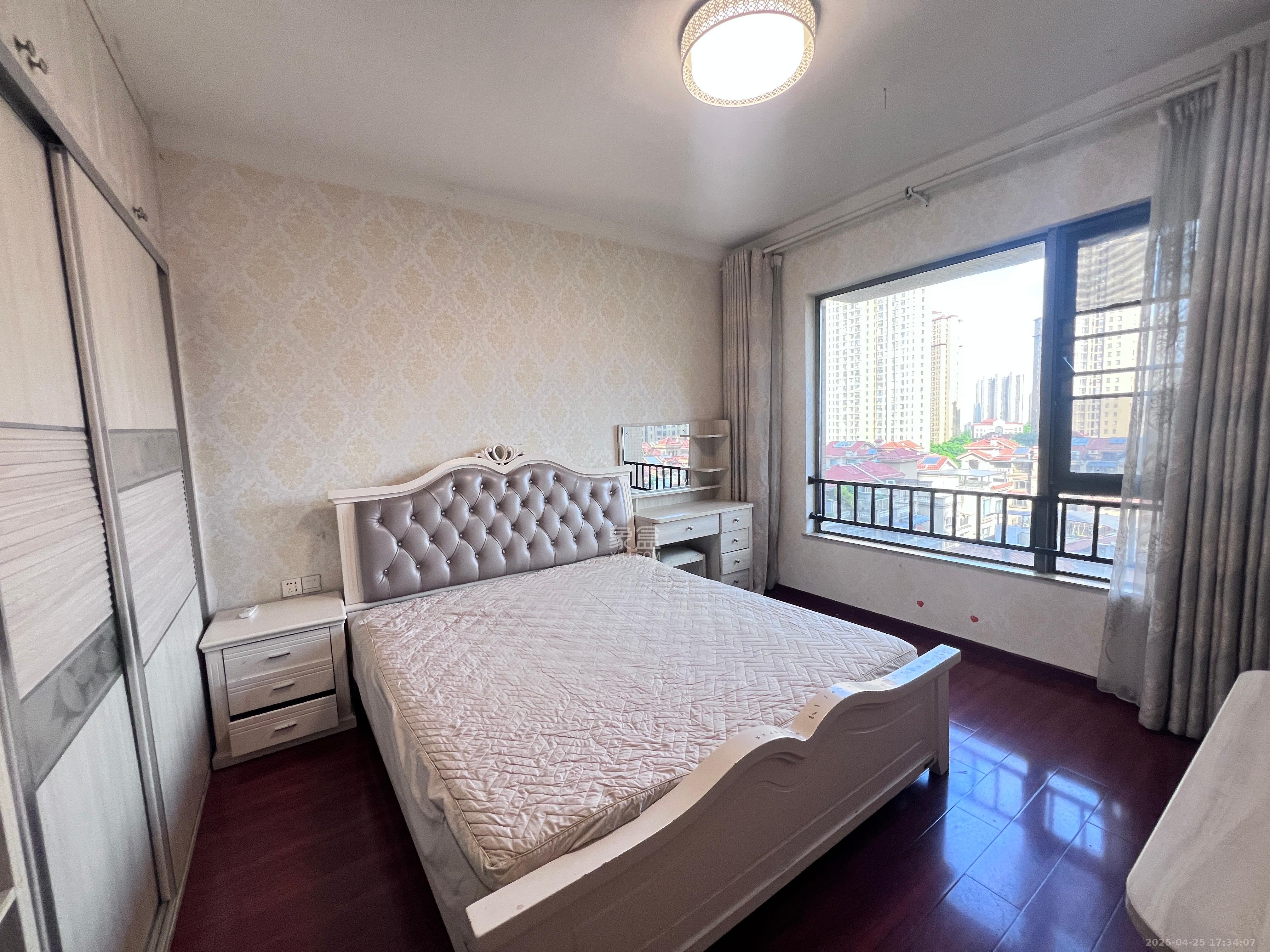 珠江郦城薰衣道 3室2厅1卫 2800.0元/月 珠江郦城薰衣道 3室2厅1卫 2800.0元/月室内图