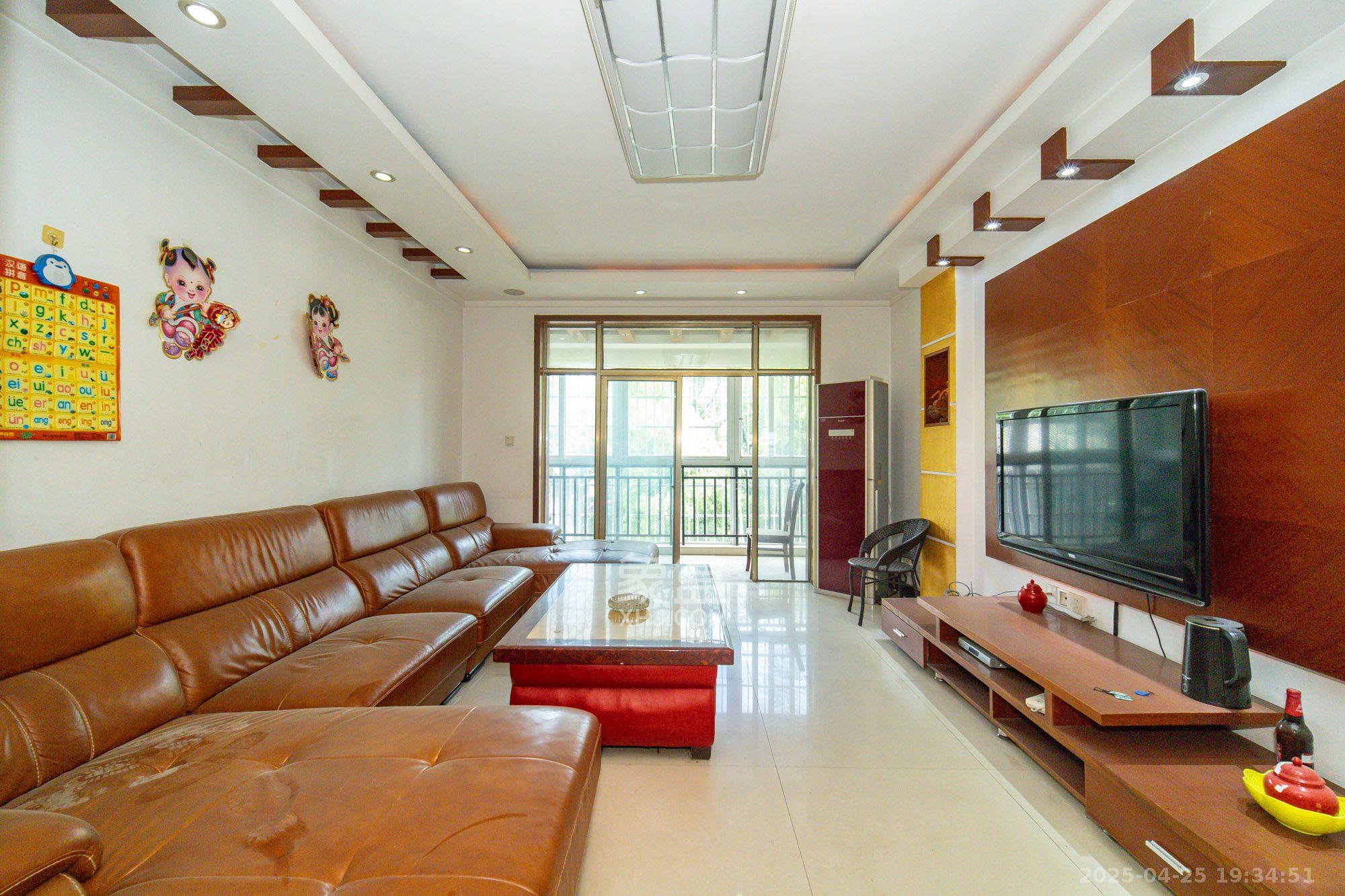 卧龙居国际村 3室2厅2卫 65.0万 卧龙居国际村 3室2厅2卫 65.0万客厅