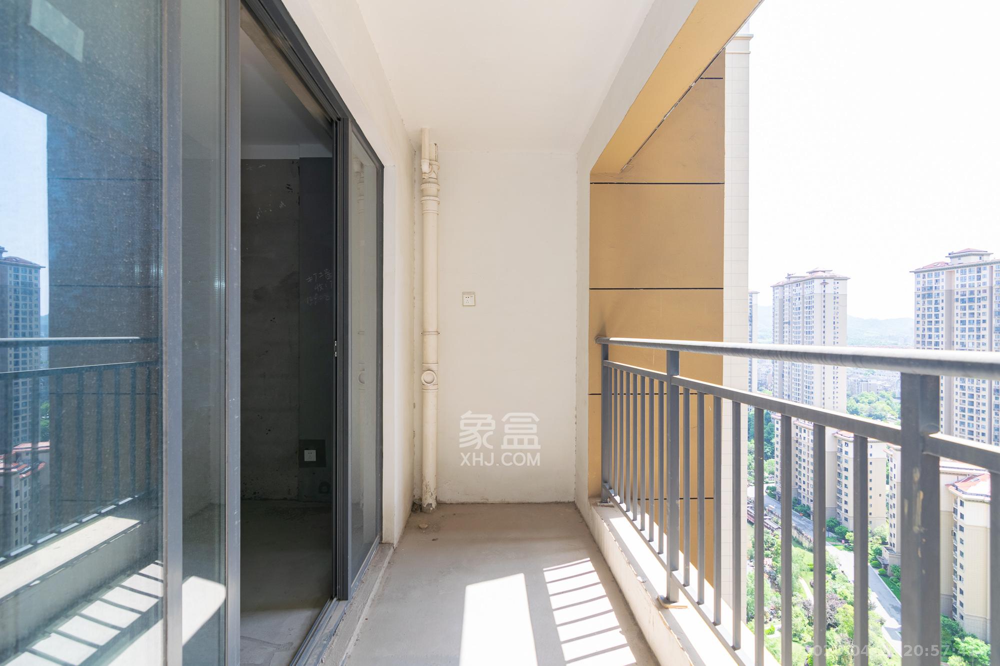 荣盛岳麓峰景 3室2厅2卫 85.0万 荣盛岳麓峰景 3室2厅2卫 85.0万阳台