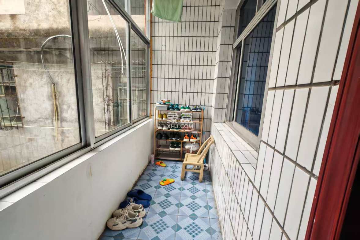 市中心散盘 7室2厅3卫 100.0万 市中心散盘 7室2厅3卫 100.0万客厅