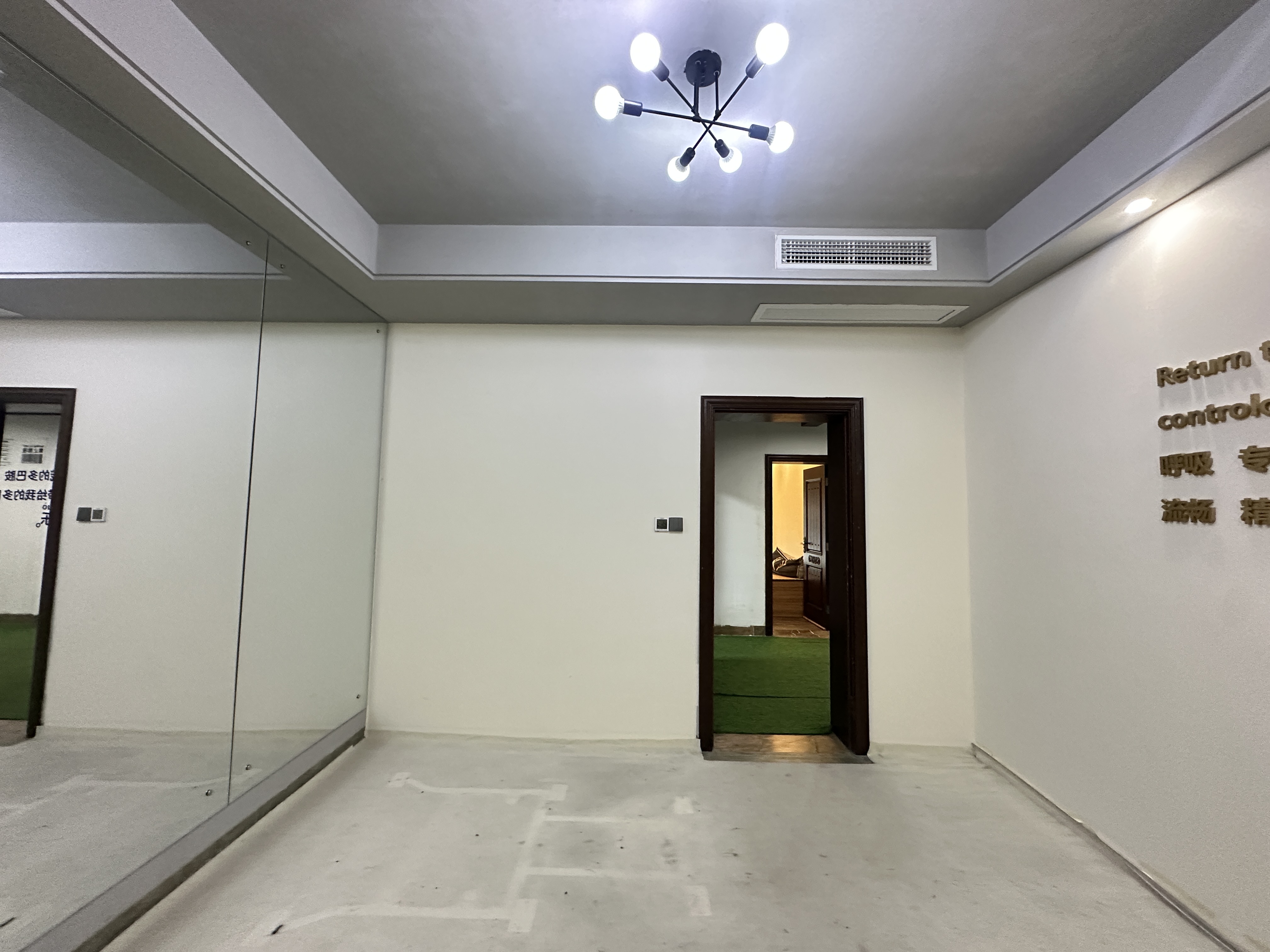 国兴城（C区）  5室2厅3卫   8300.00元/月室内图