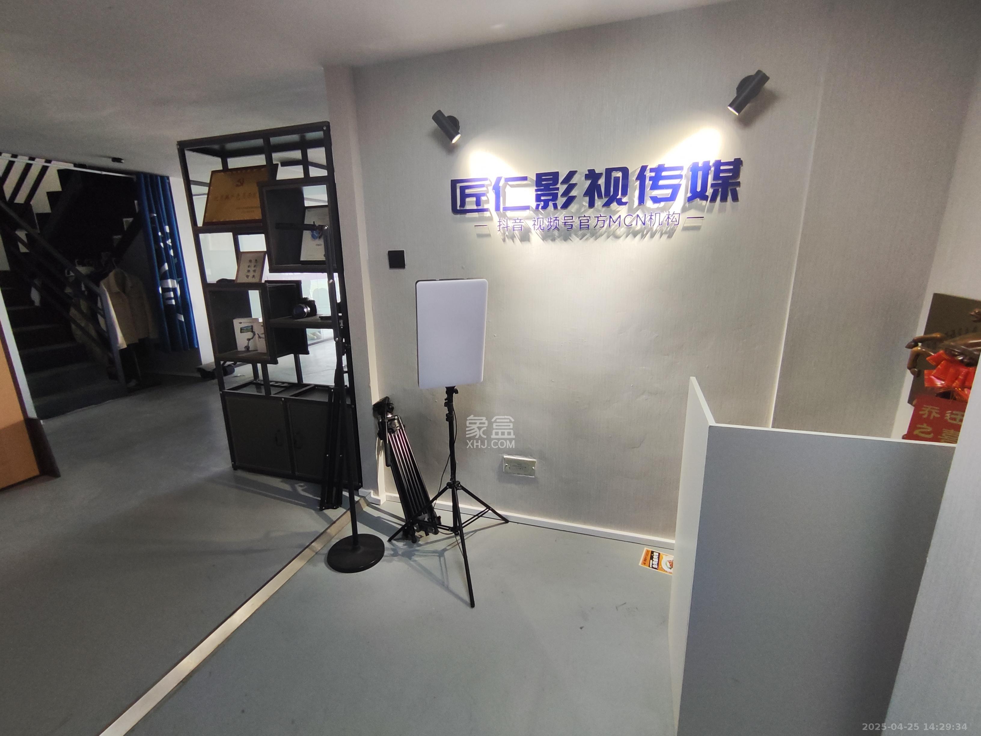 金科时代中心 1室2厅2卫 1800.0元/月 金科时代中心 1室2厅2卫 1800.0元/月室内图