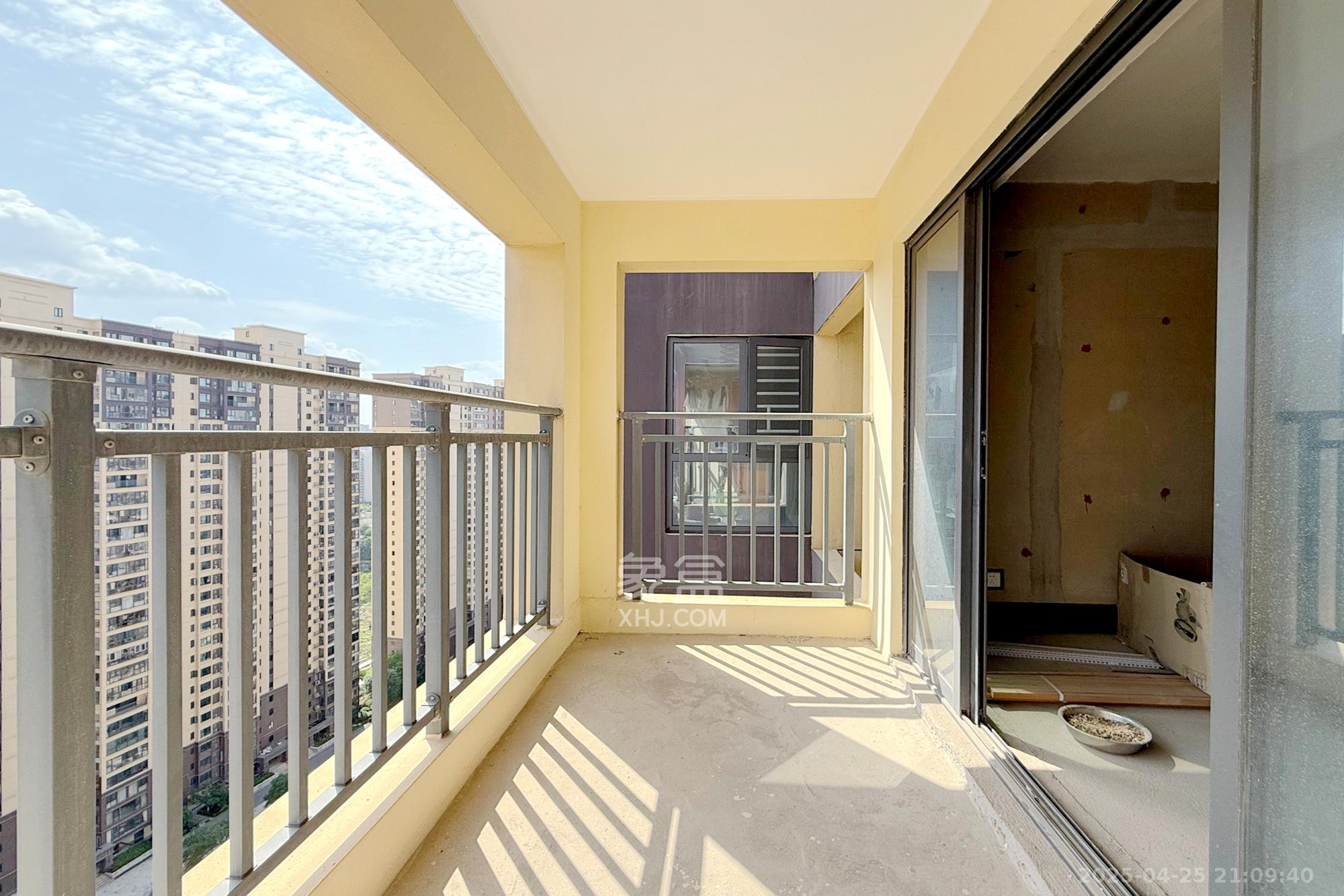 中粮鸿云 3室2厅1卫 62.0万 中粮鸿云 3室2厅1卫 62.0万阳台